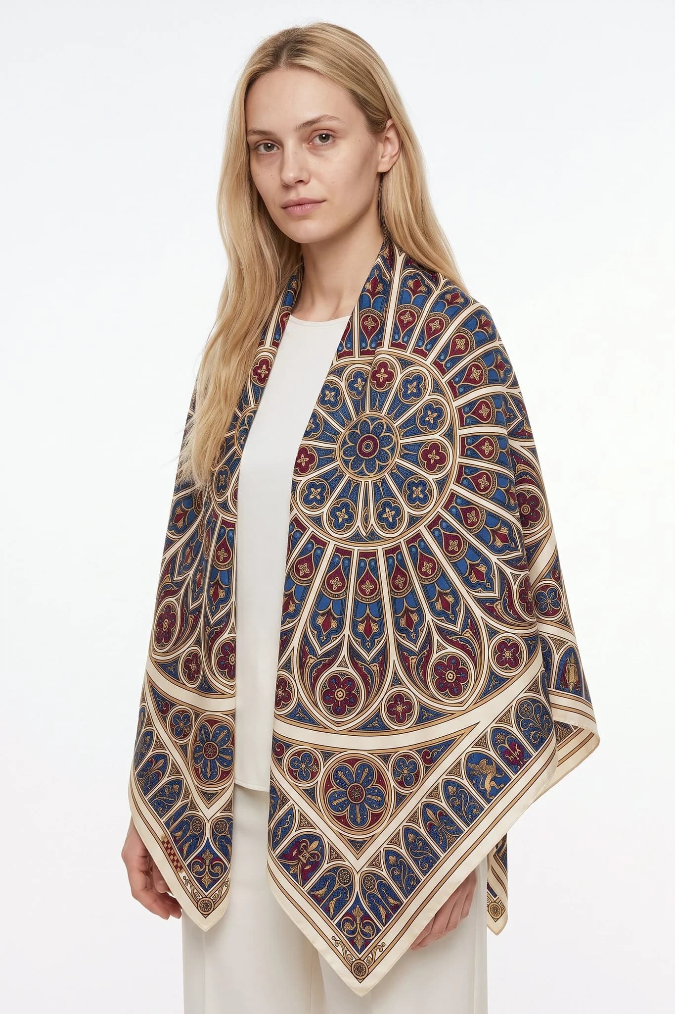 Grande foulard di seta 110 Vitrail impérial indossato come stola sulle spalle di una donna, vista in studio