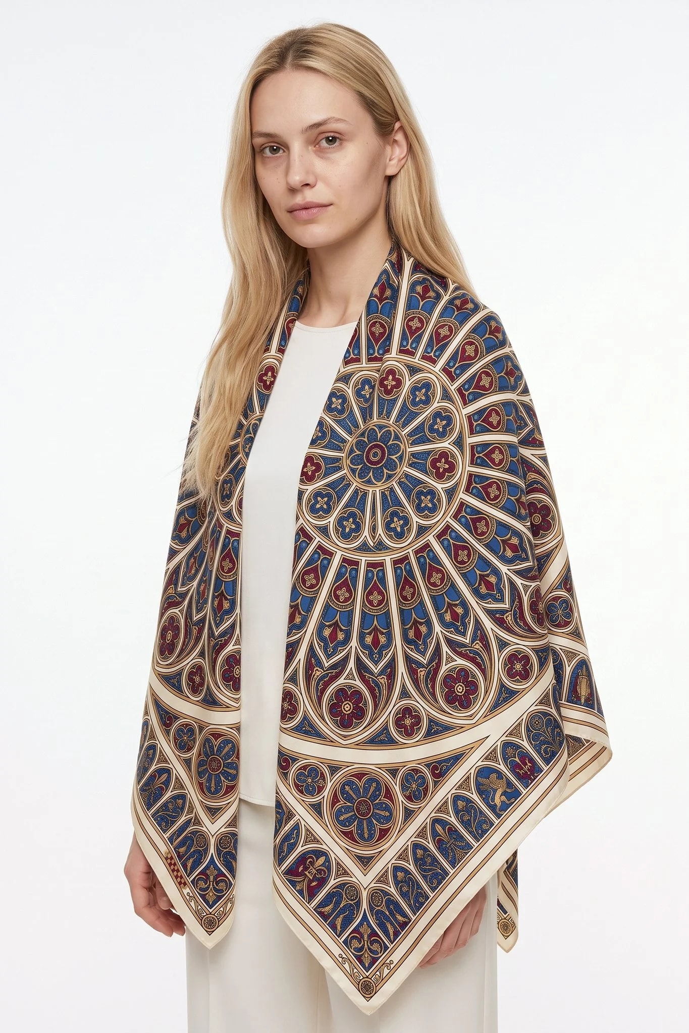 Grande foulard di seta 110 Vitrail impérial indossato come stola sulle spalle di una donna, vista in studio