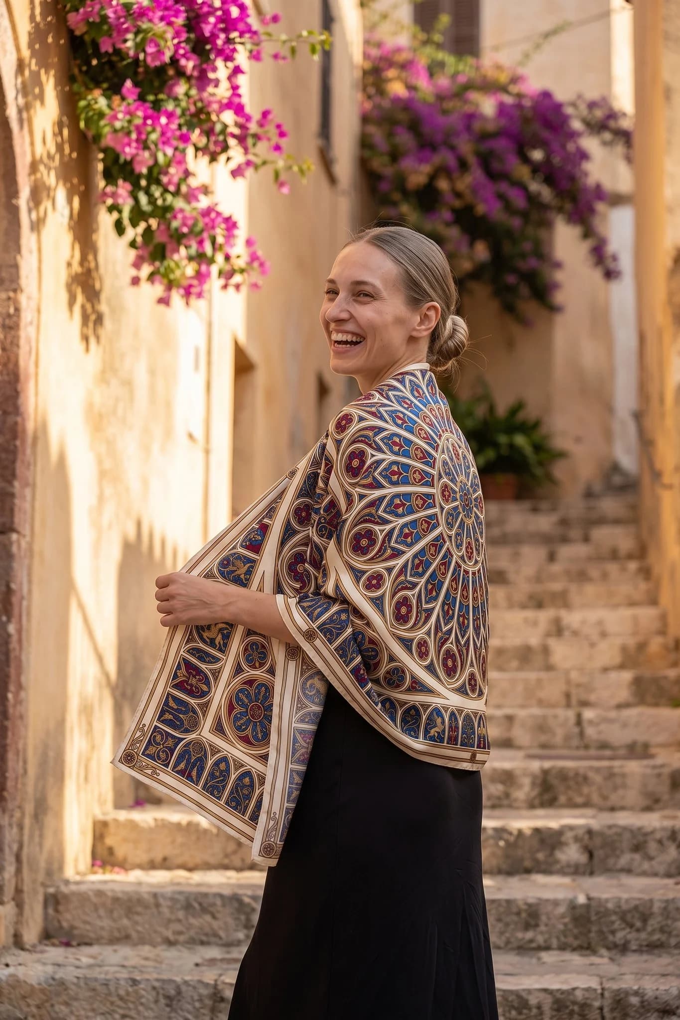 Donna che indossa il foulard di seta Vitrail impérial come scialle in una strada di Parigi