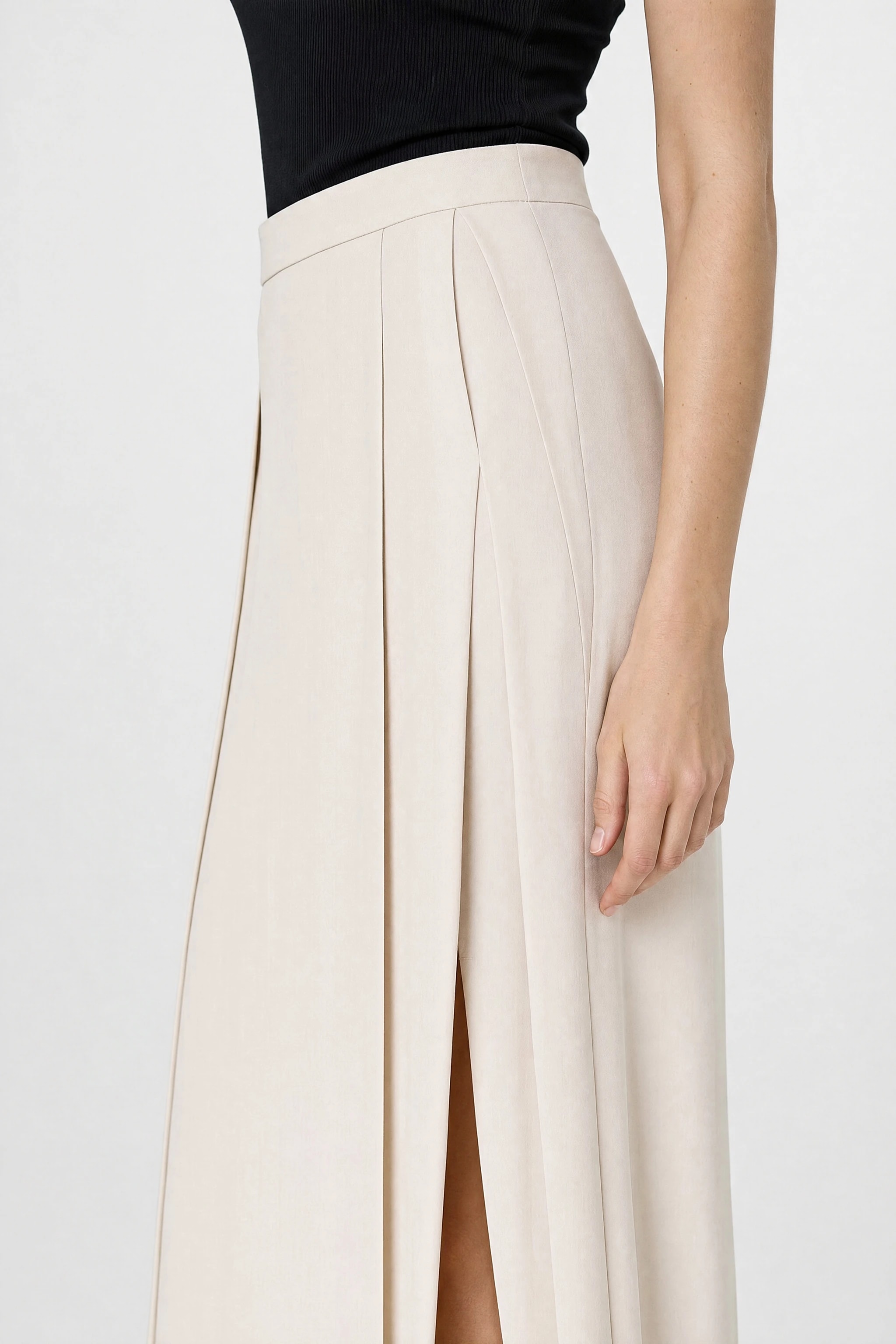 Détail de la fente latérale de la jupe longue en viscose ivoire