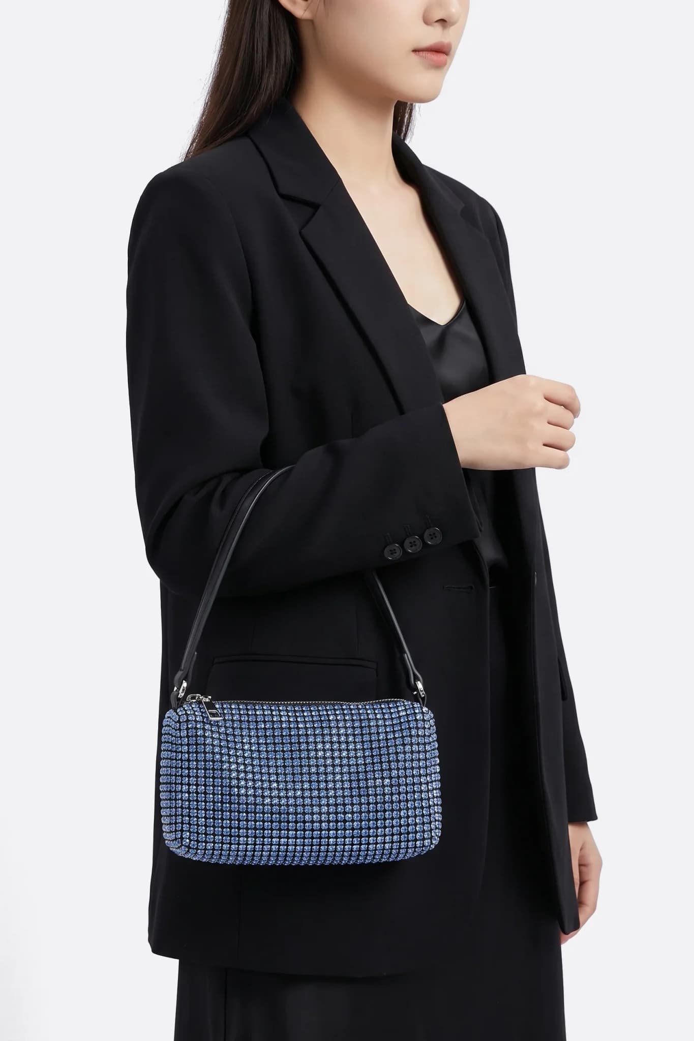 Mini bolso rectangular con strass azules, llevado al hombro