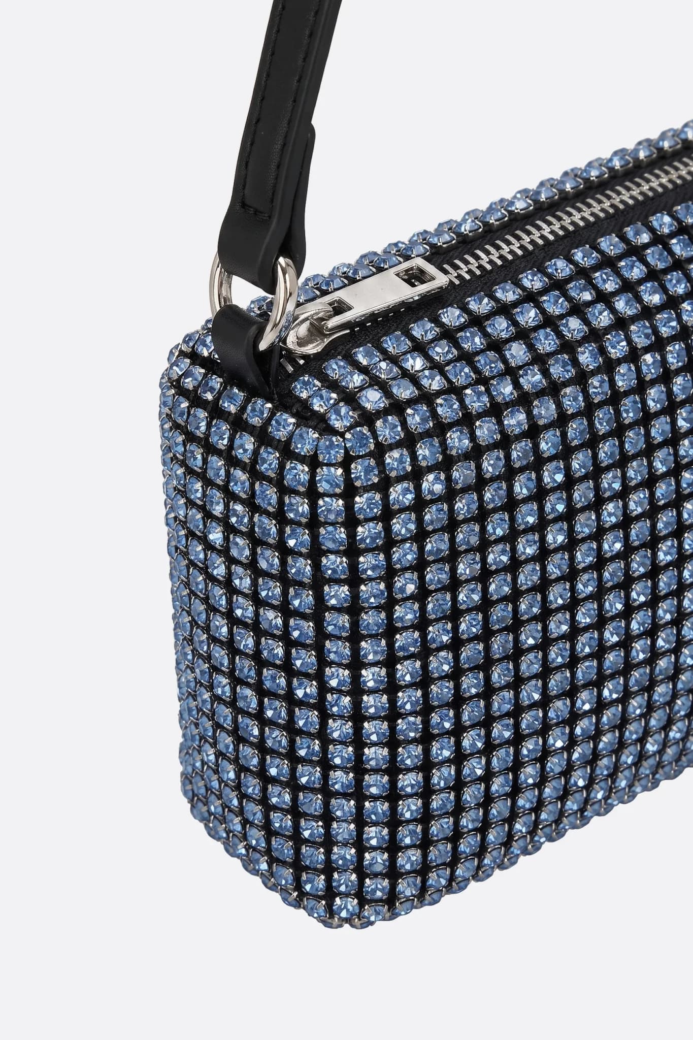 Detalle de la malla de strass azules y de la asa del mini bolso