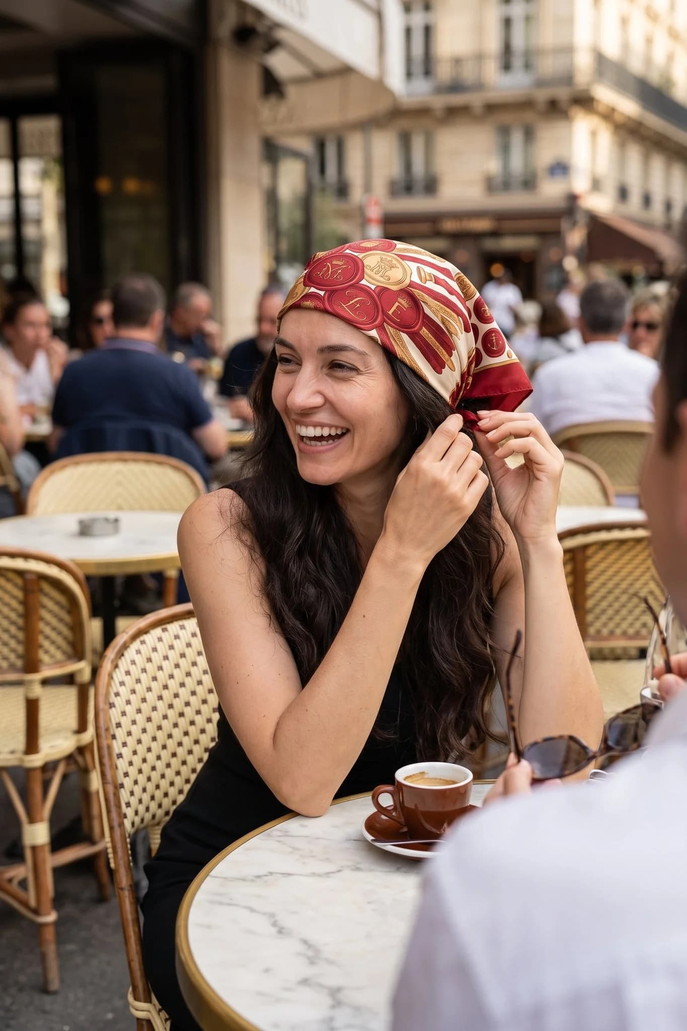 Frau trägt das Seidentuch Wachssiegel als Bandana im Haar auf einer Straße in Paris