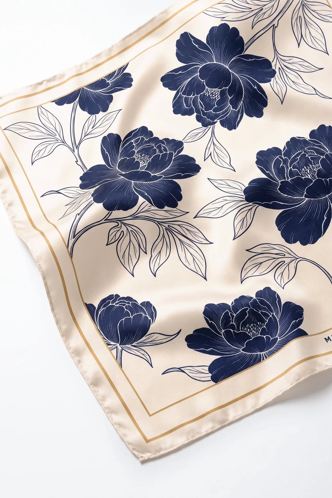 Крупный план складок шелкового платка Pivoines d'encre, шелковый твил и ручной подгиб
