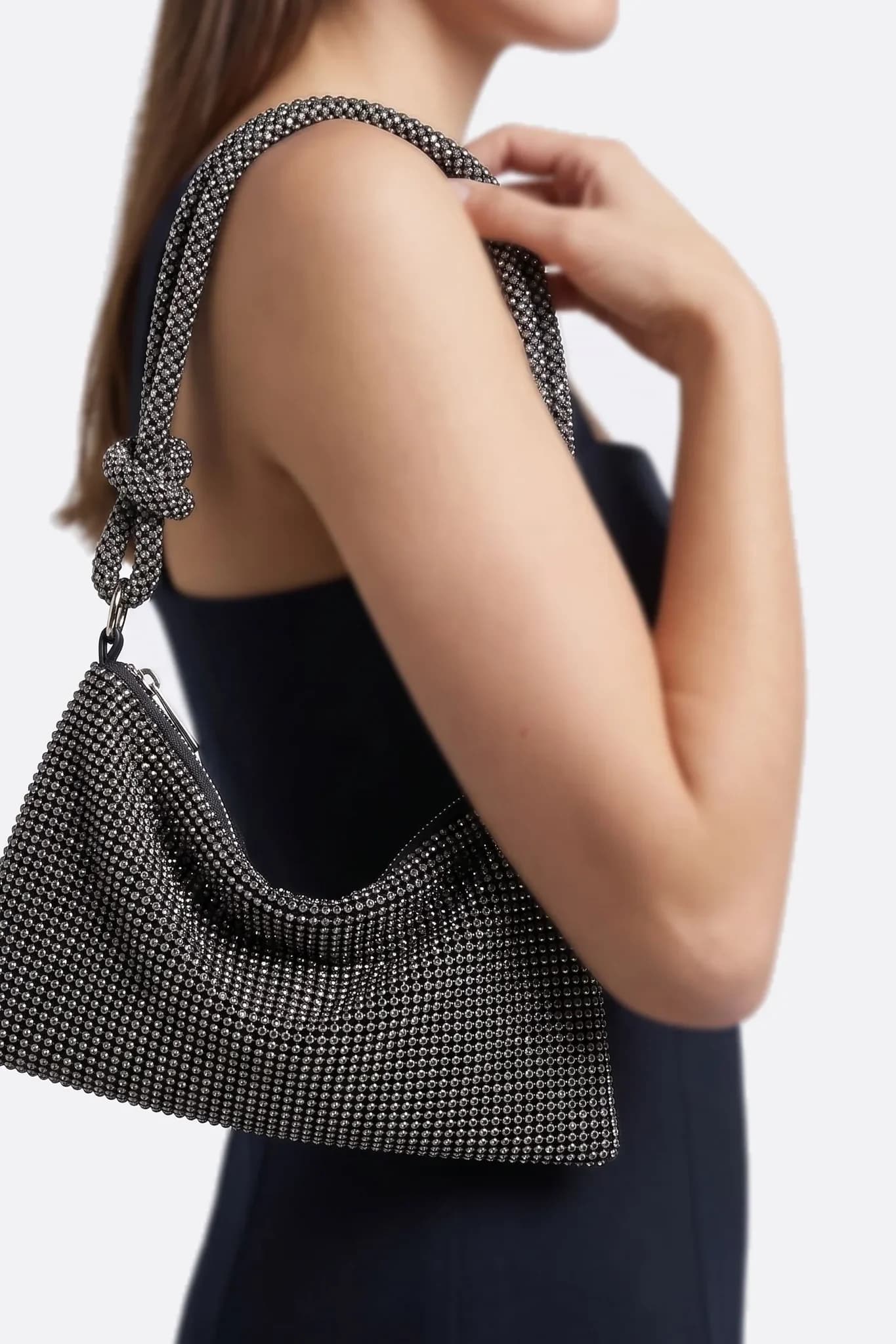 Pochette in strass nero portata a spalla