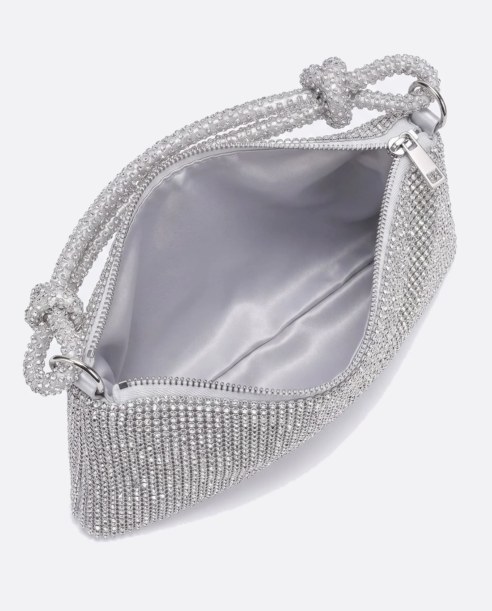 Interno della pochette in strass argentata aperta, fodera in raso grigio perla