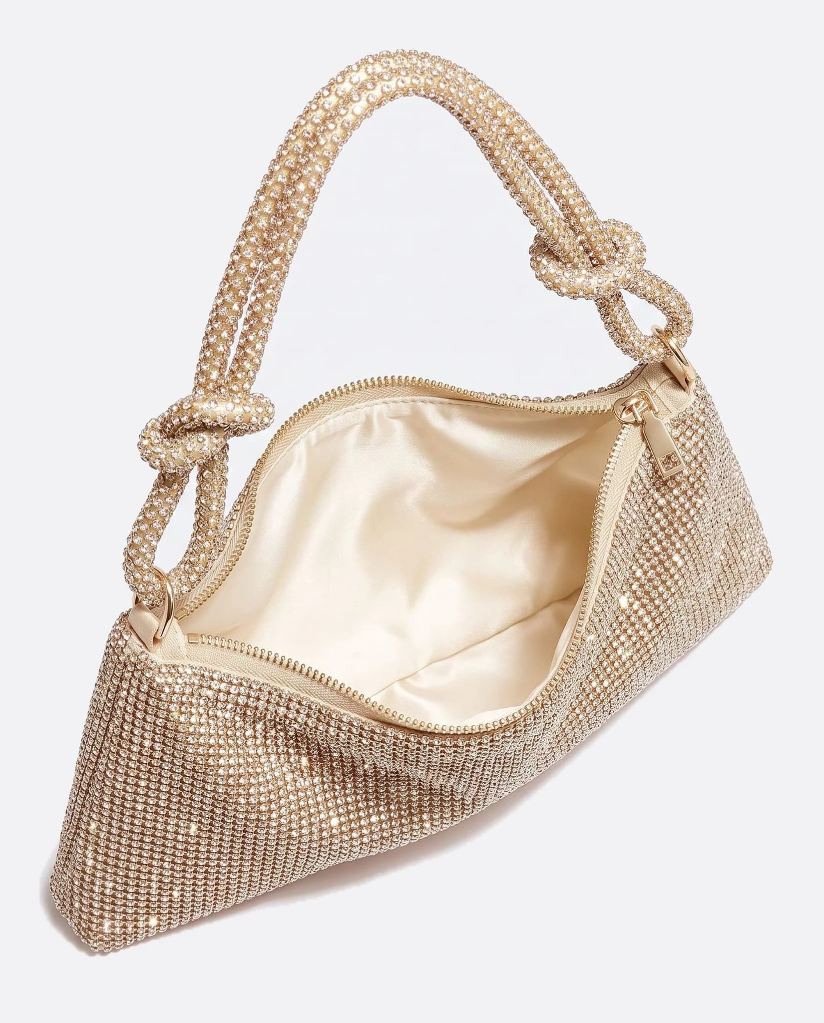 Interno della pochette in strass dorata aperta, fodera in raso avorio