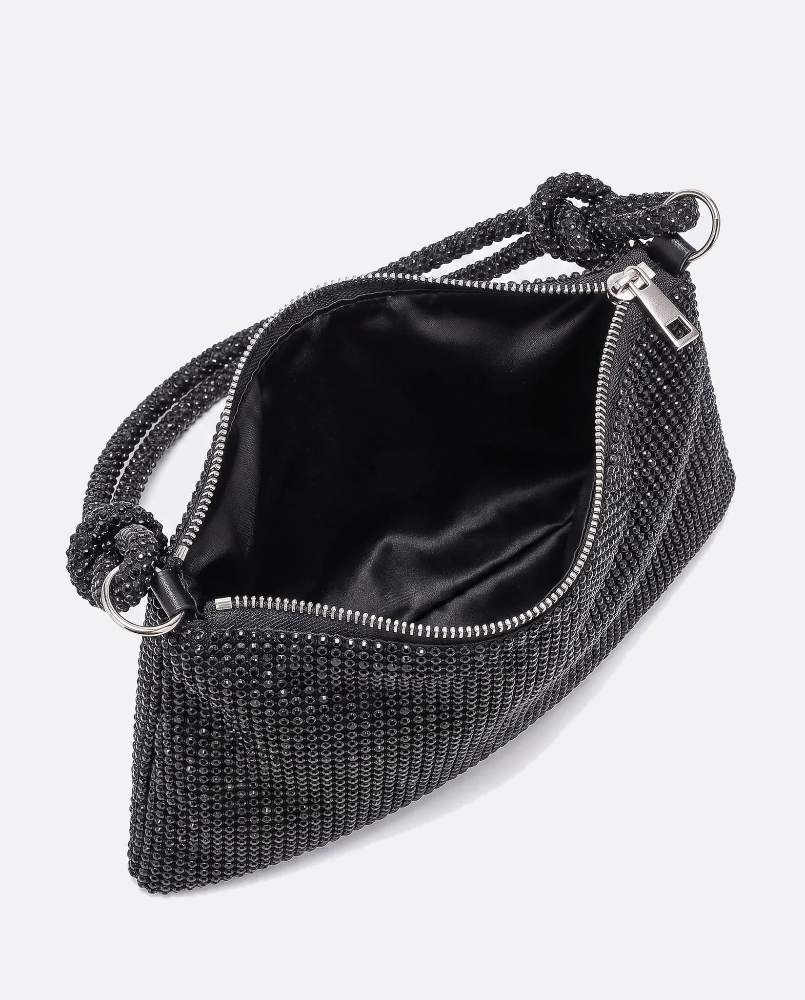 Interno della pochette in strass nero aperta, fodera in raso nero