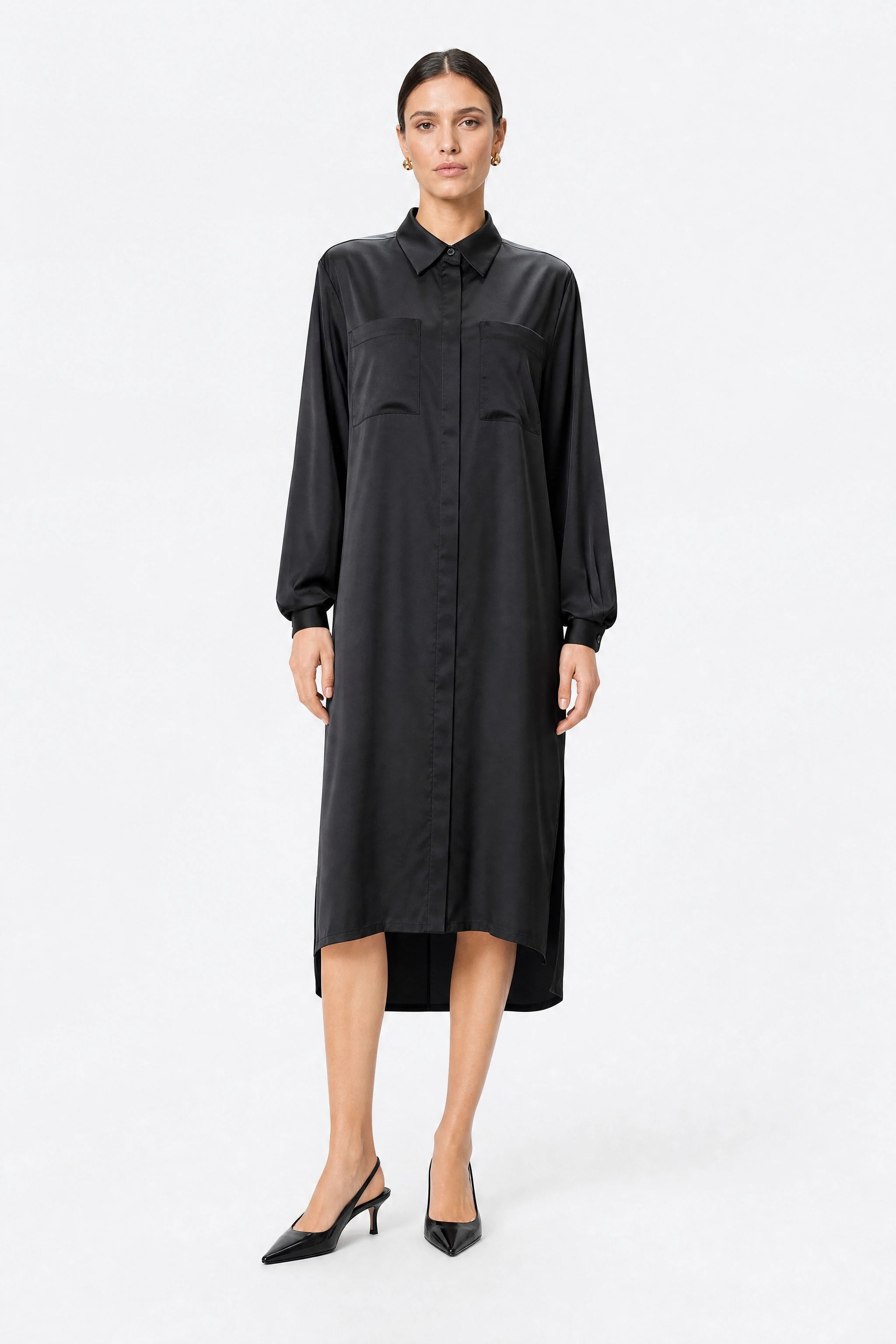 Robe chemise longue Misciano en satin noir portée de face, col chemise et boutonnage intégral