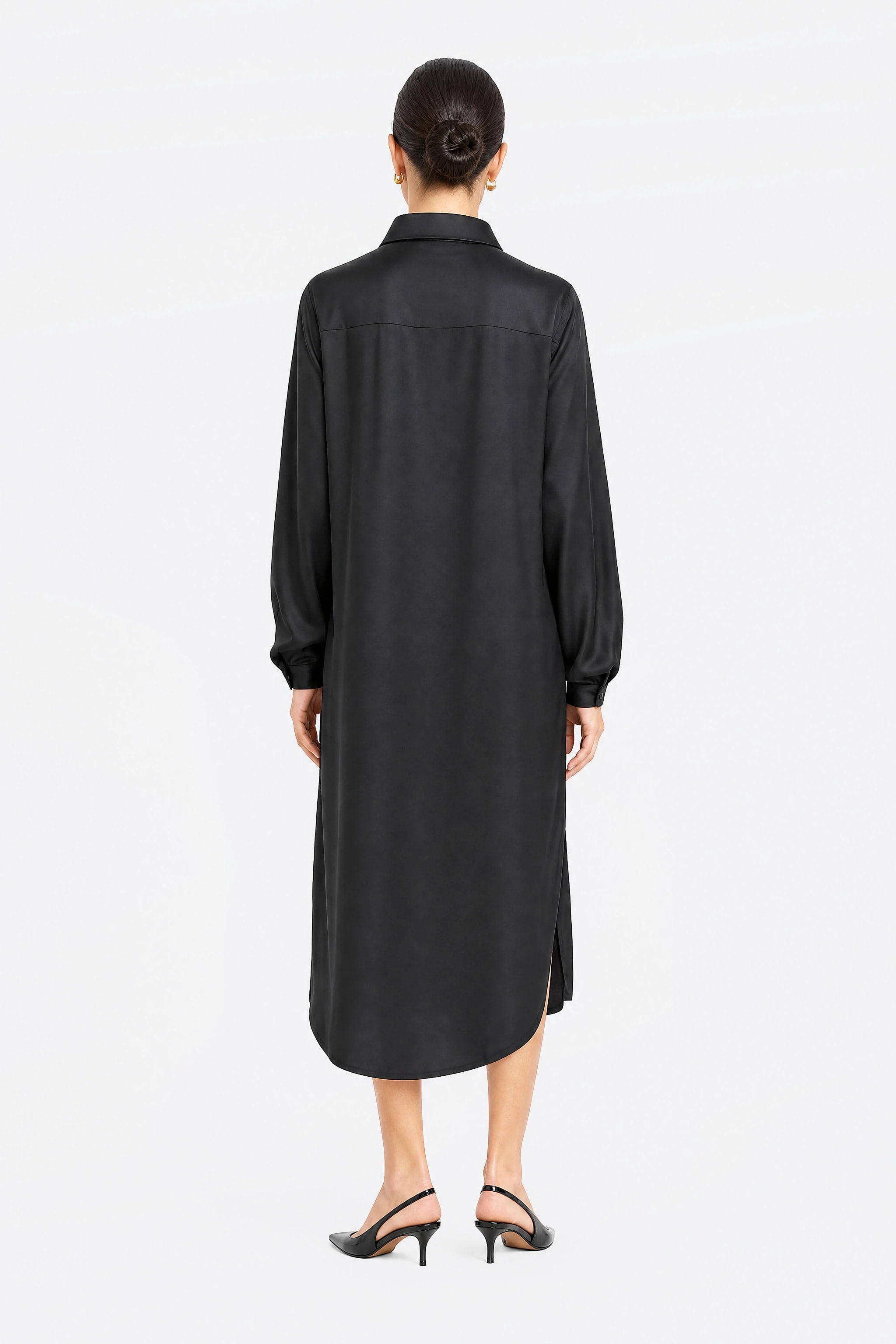 Dos de la robe chemise longue en satin noir, empiècement d'épaule et fentes latérales