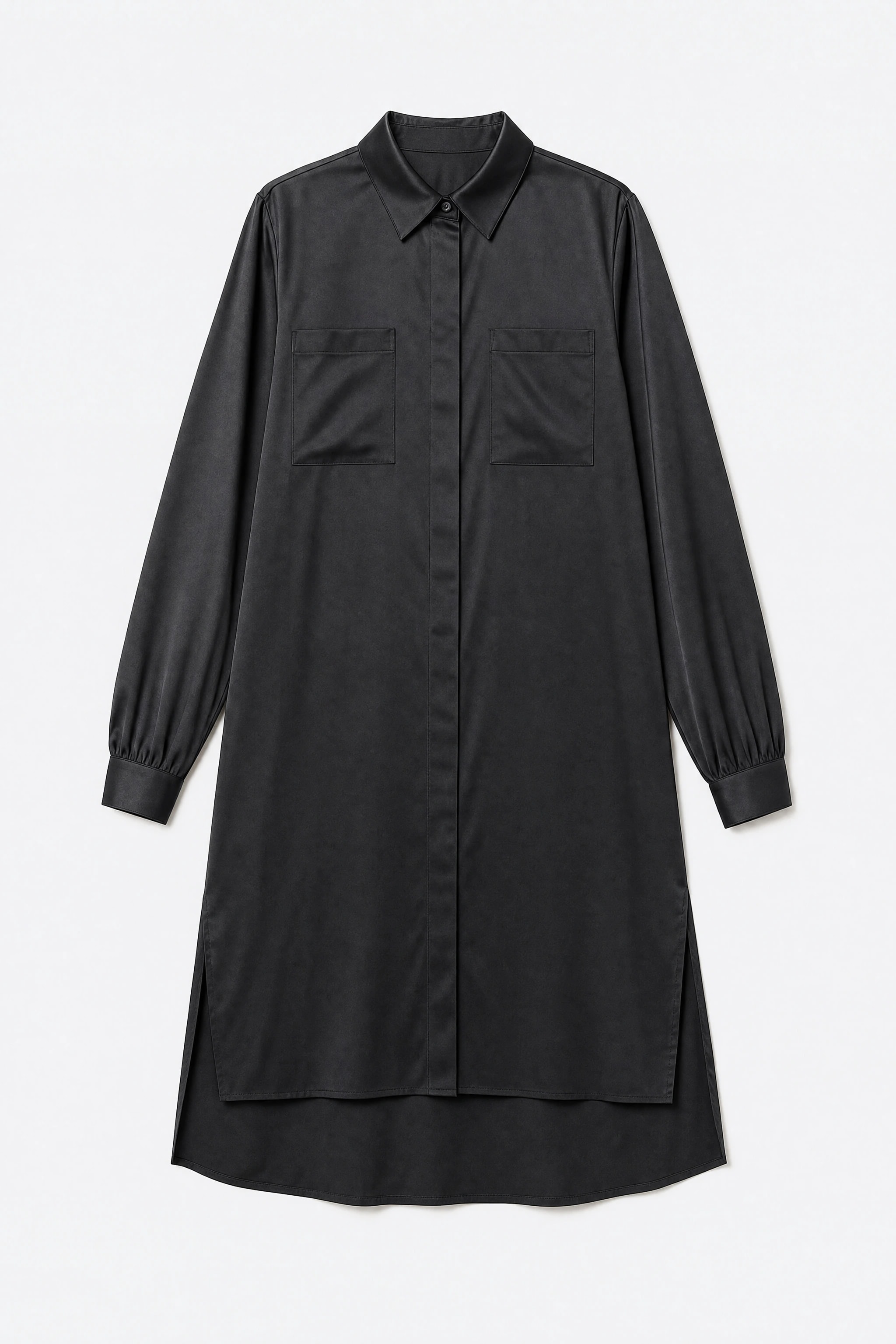 Robe chemise longue en satin noir à plat, boutonnage central et manches déployées