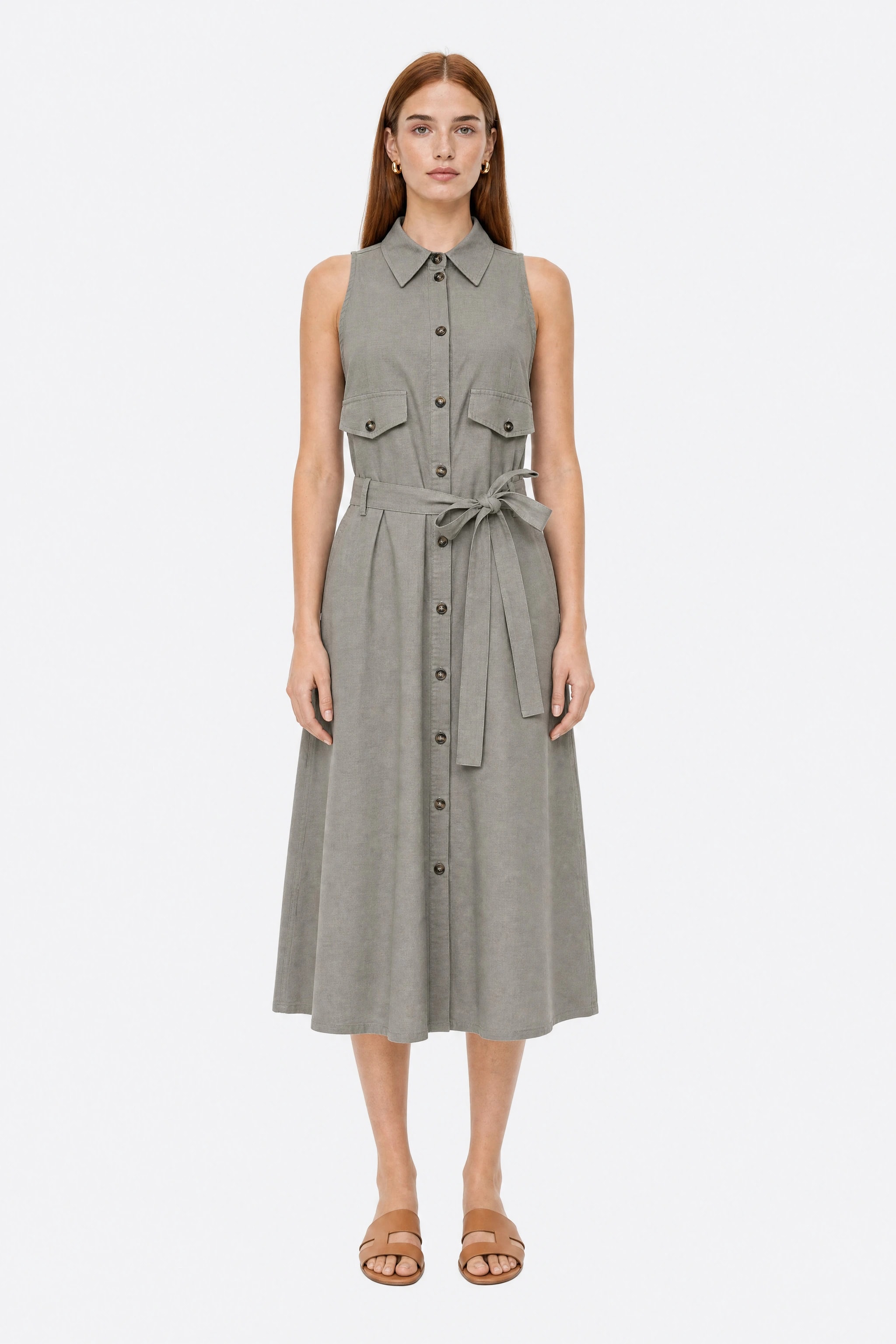 Robe chemise midi Misciano en lin kaki portée de face, ceinture nouée et boutonnage intégral
