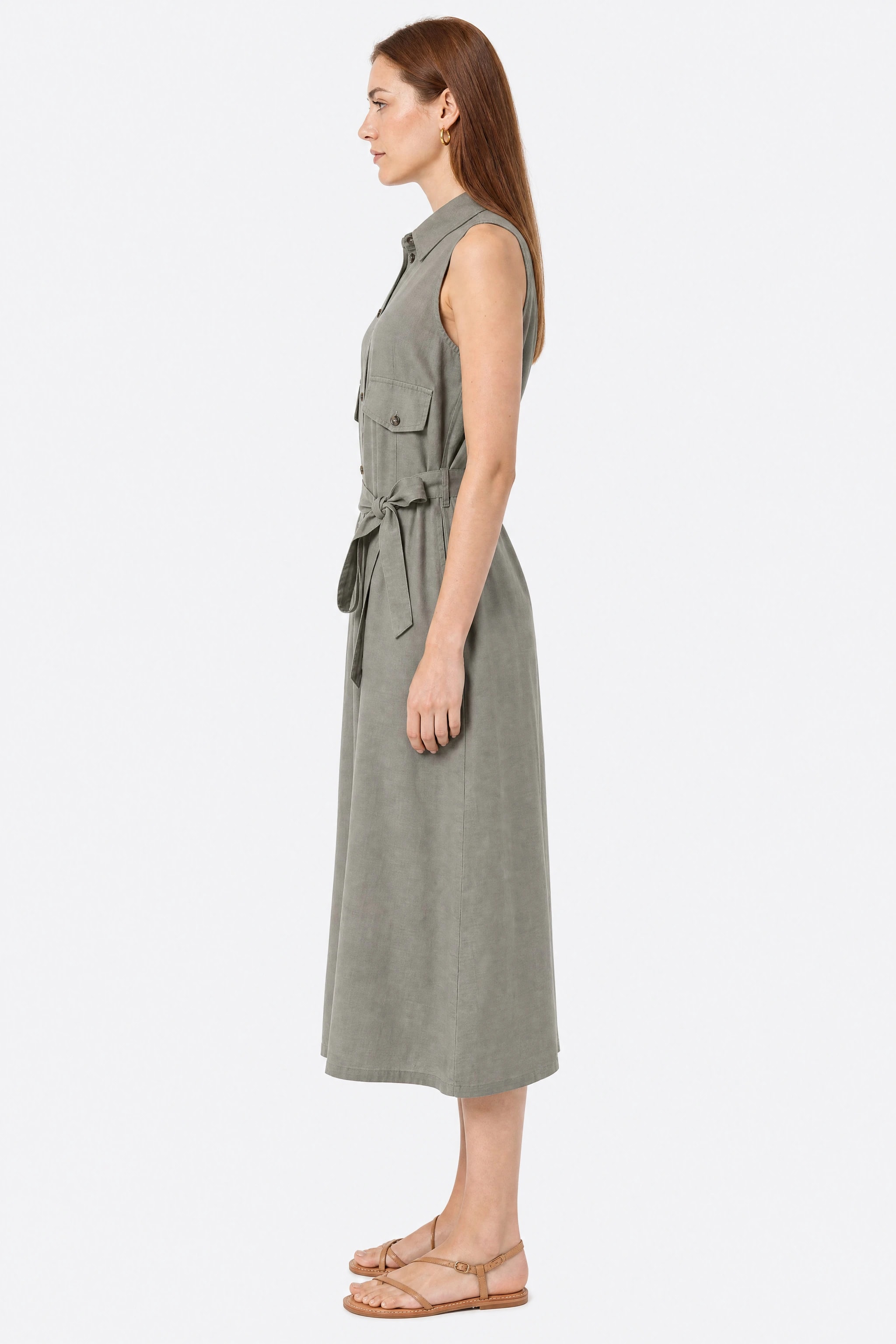 Robe chemise en lin kaki vue de profil, poches plaquées et tombé du lin