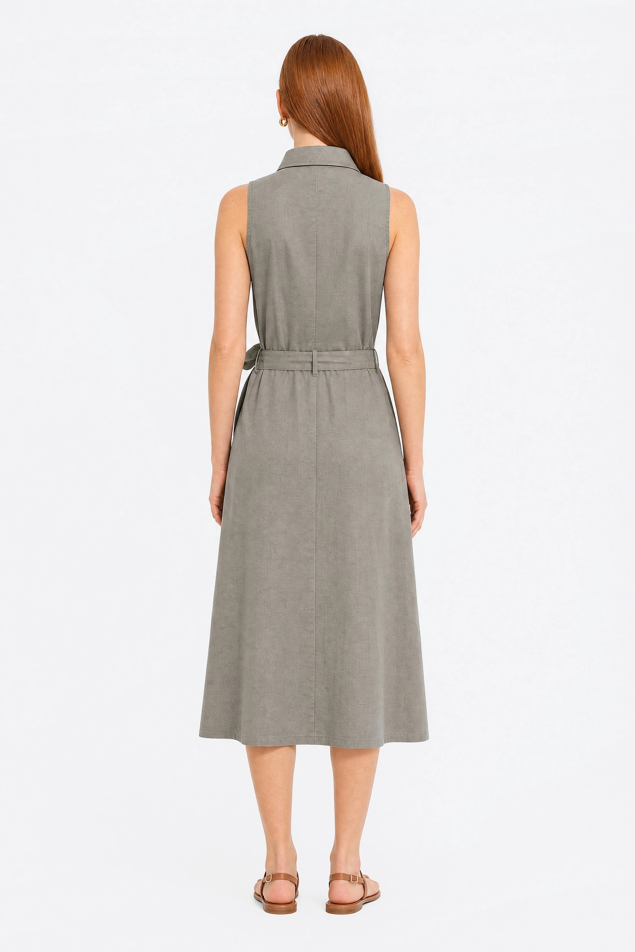 Dos de la robe chemise en lin kaki, empiècement d'épaule et ceinture passant dans les passants