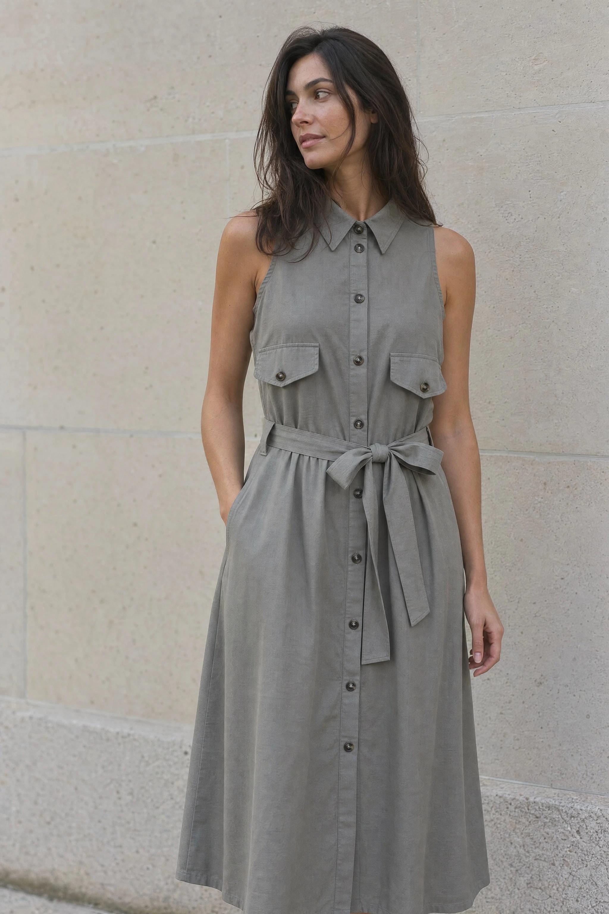 Robe chemise en lin kaki portée sous un olivier à la lumière de fin de journée