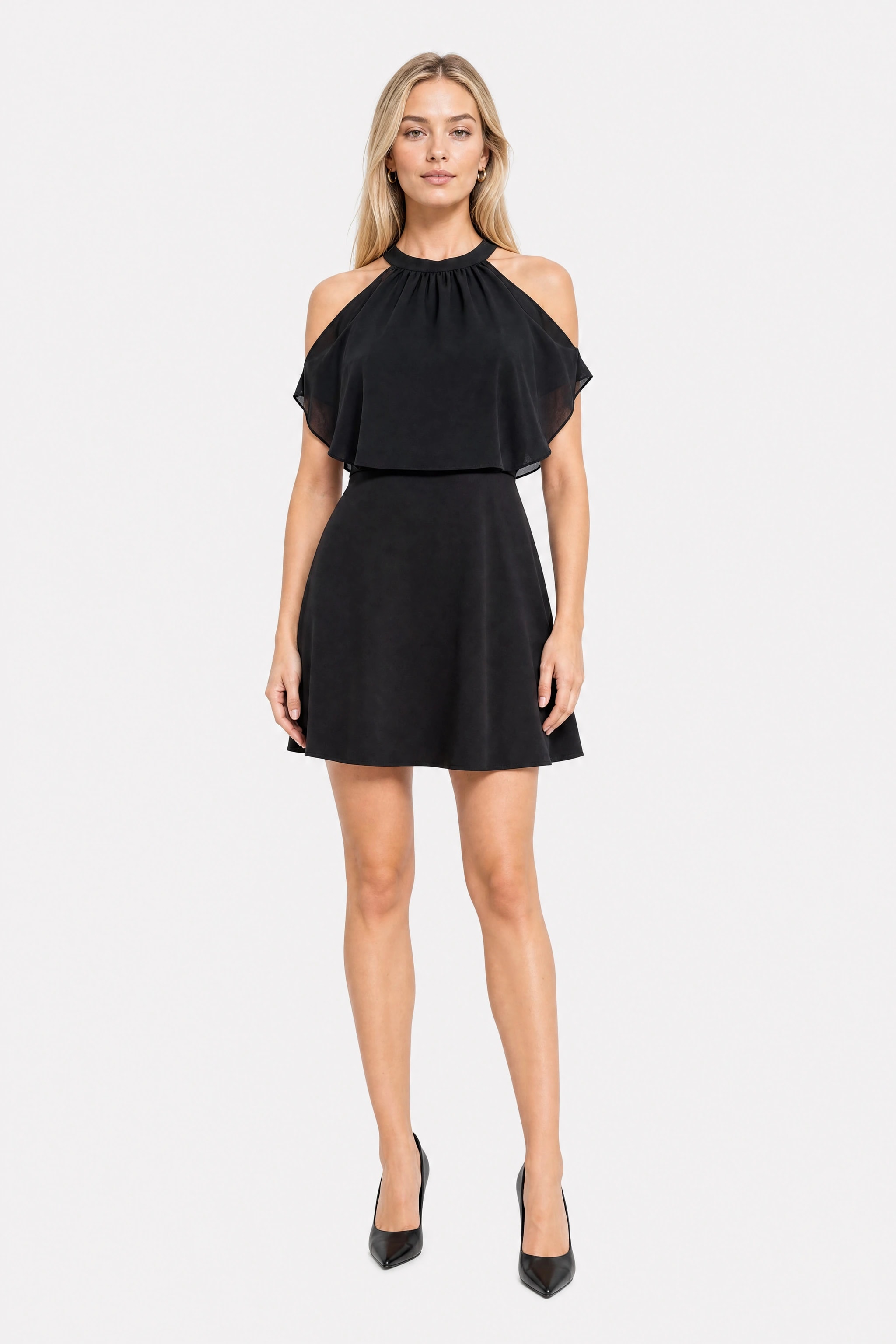 Misciano Minikleid in Schwarz von vorne, Neckholder-Ausschnitt mit Raffung, nackte Schultern und Chiffon-Cape über dem Oberkörper