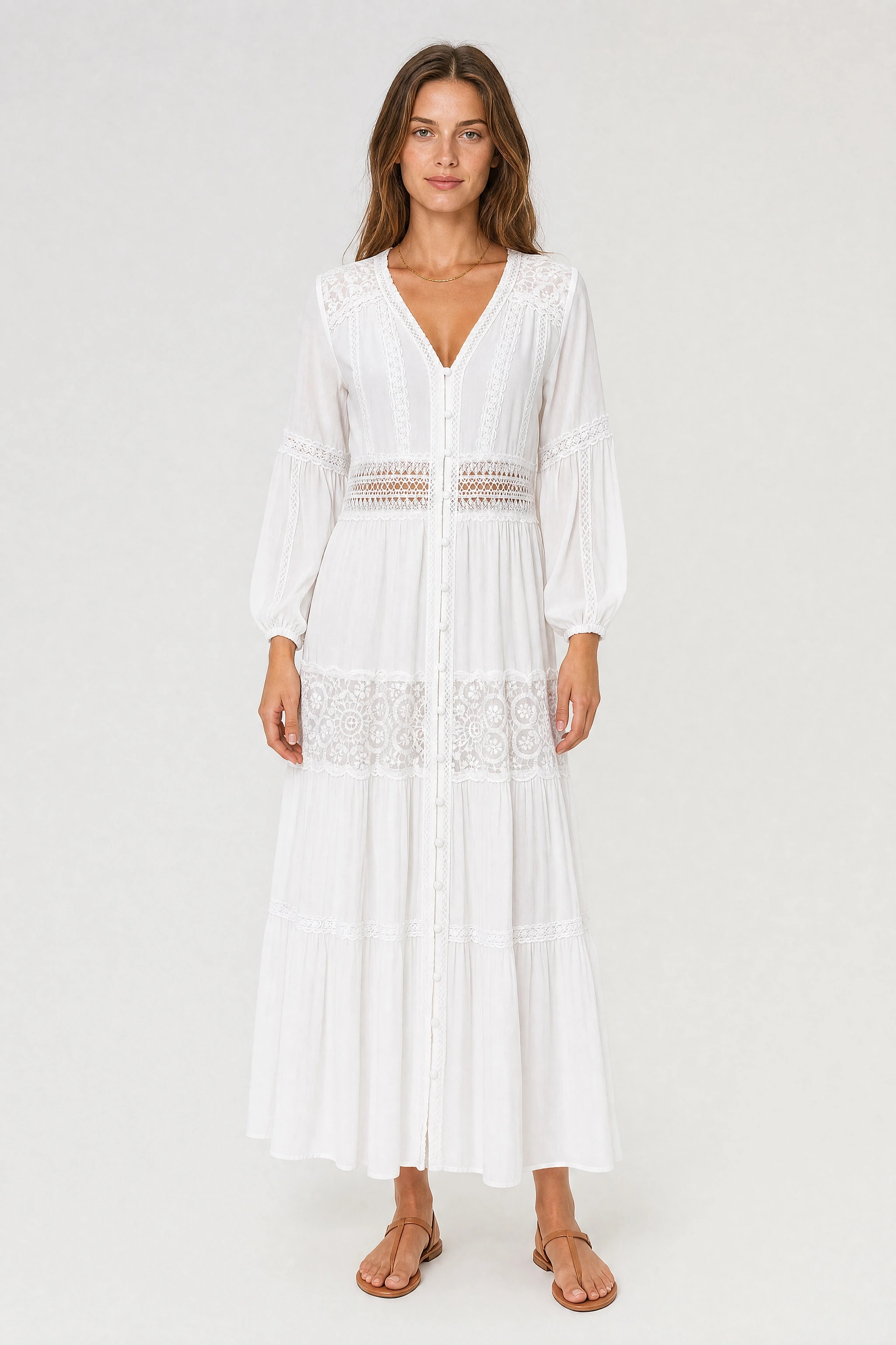 Weißes Misciano Boho-Maxikleid, von vorne getragen, V-Ausschnitt, durchgehende Knopfleiste und Spitzenbahnen