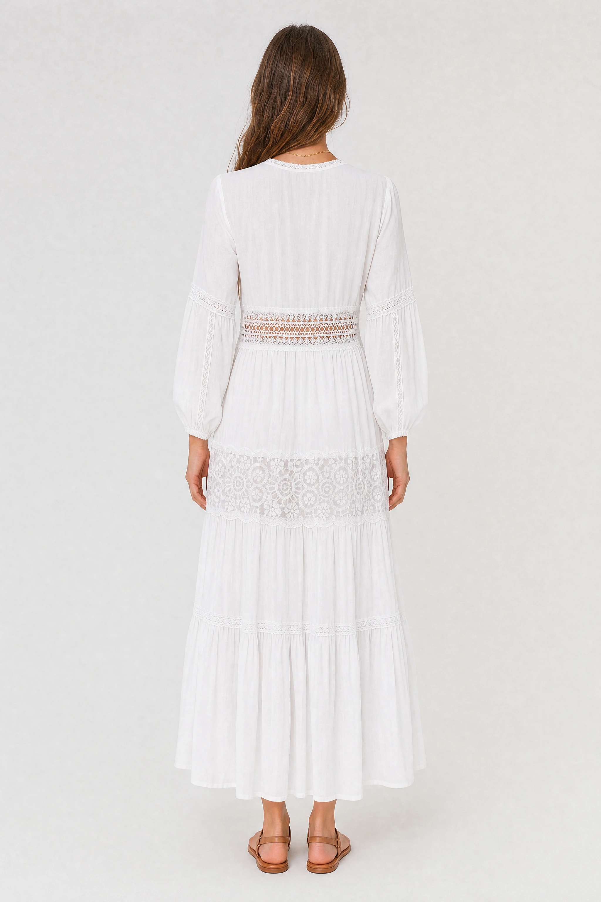 Rückansicht des Boho-Maxikleids: Empire-Taille aus Häkelspitze und Streifen aus besticktem Tulle an den Hüften