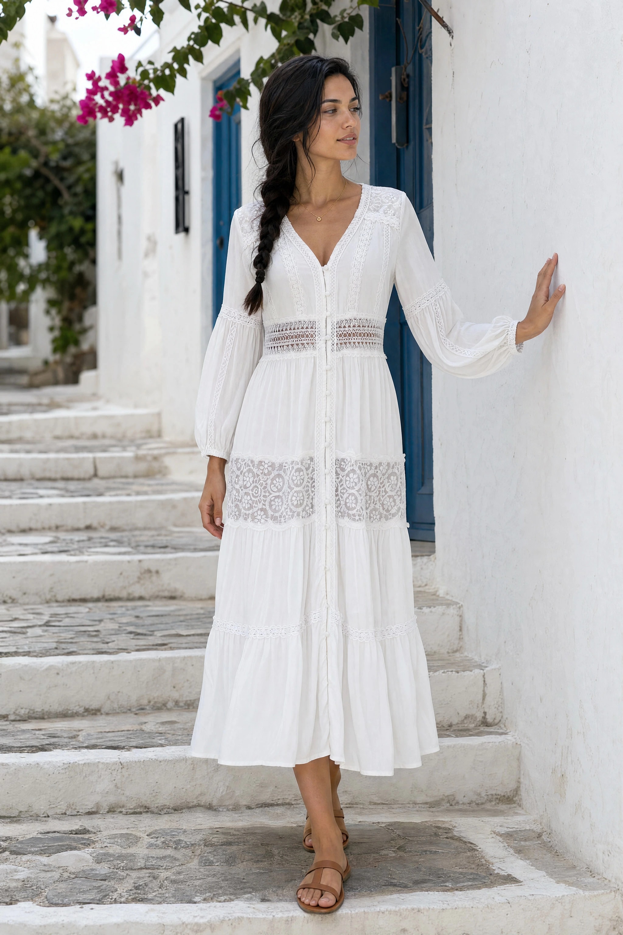 Weißes Misciano Boho-Maxikleid, getragen in einem mit Kalk geweißelten Dorf auf einer griechischen Insel