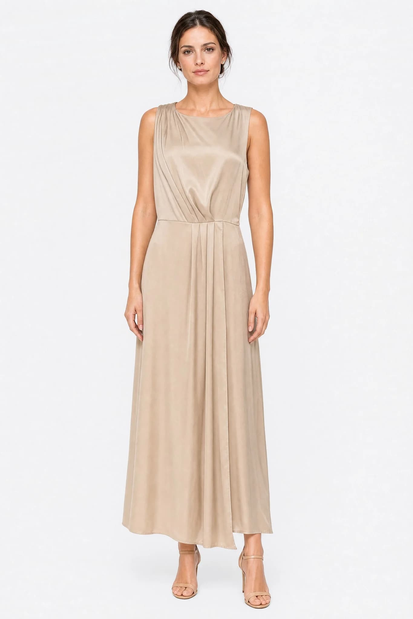 Robe longue Misciano satinée beige doré portée de face, encolure ronde et fente frontale