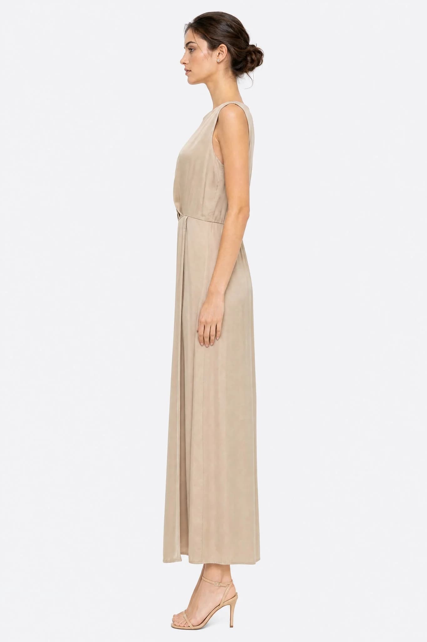 Robe longue satinée beige doré vue de profil, tombé fluide de la jupe évasée