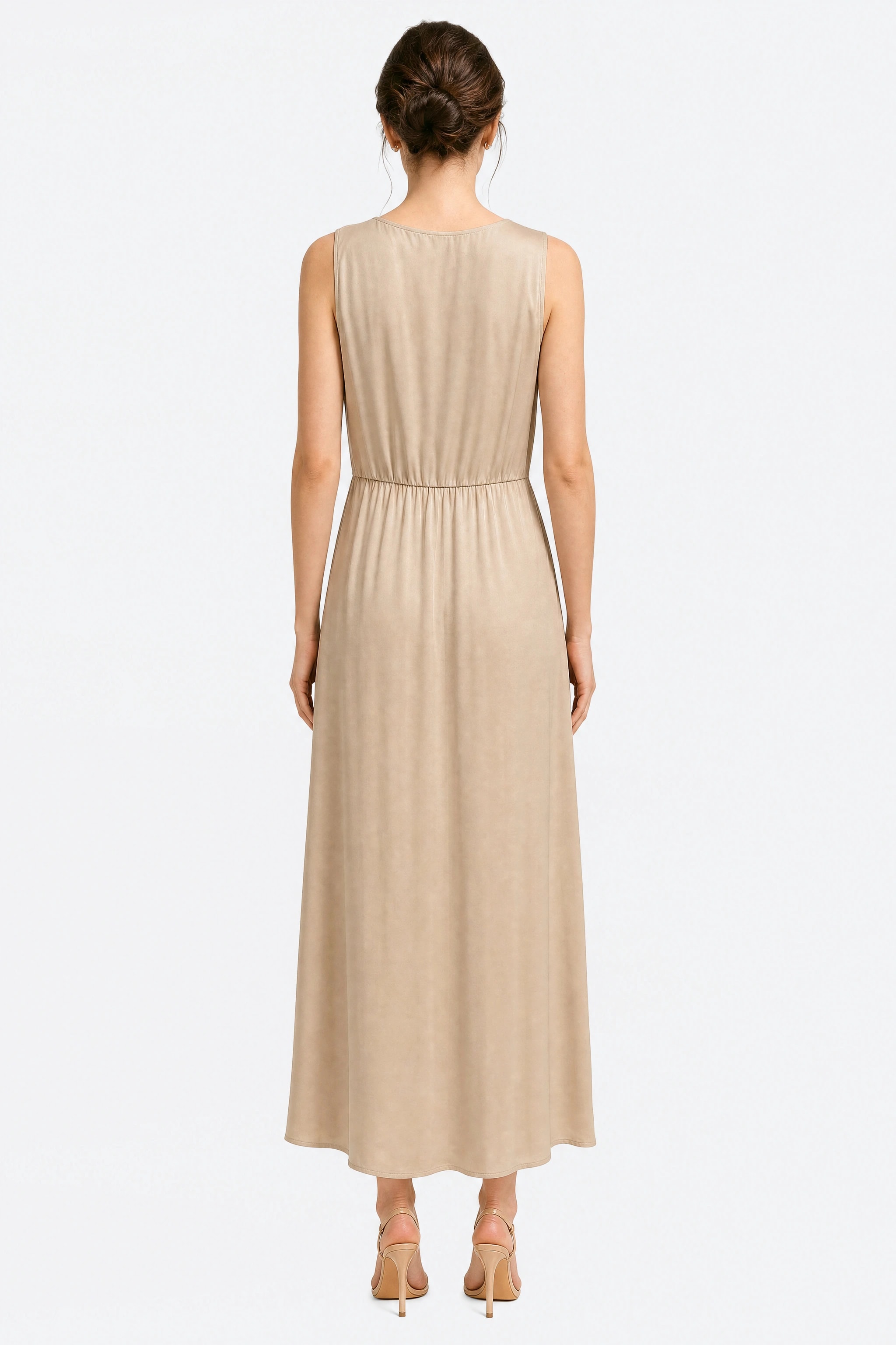 Dos de la robe longue satinée beige doré, encolure ronde et taille froncée