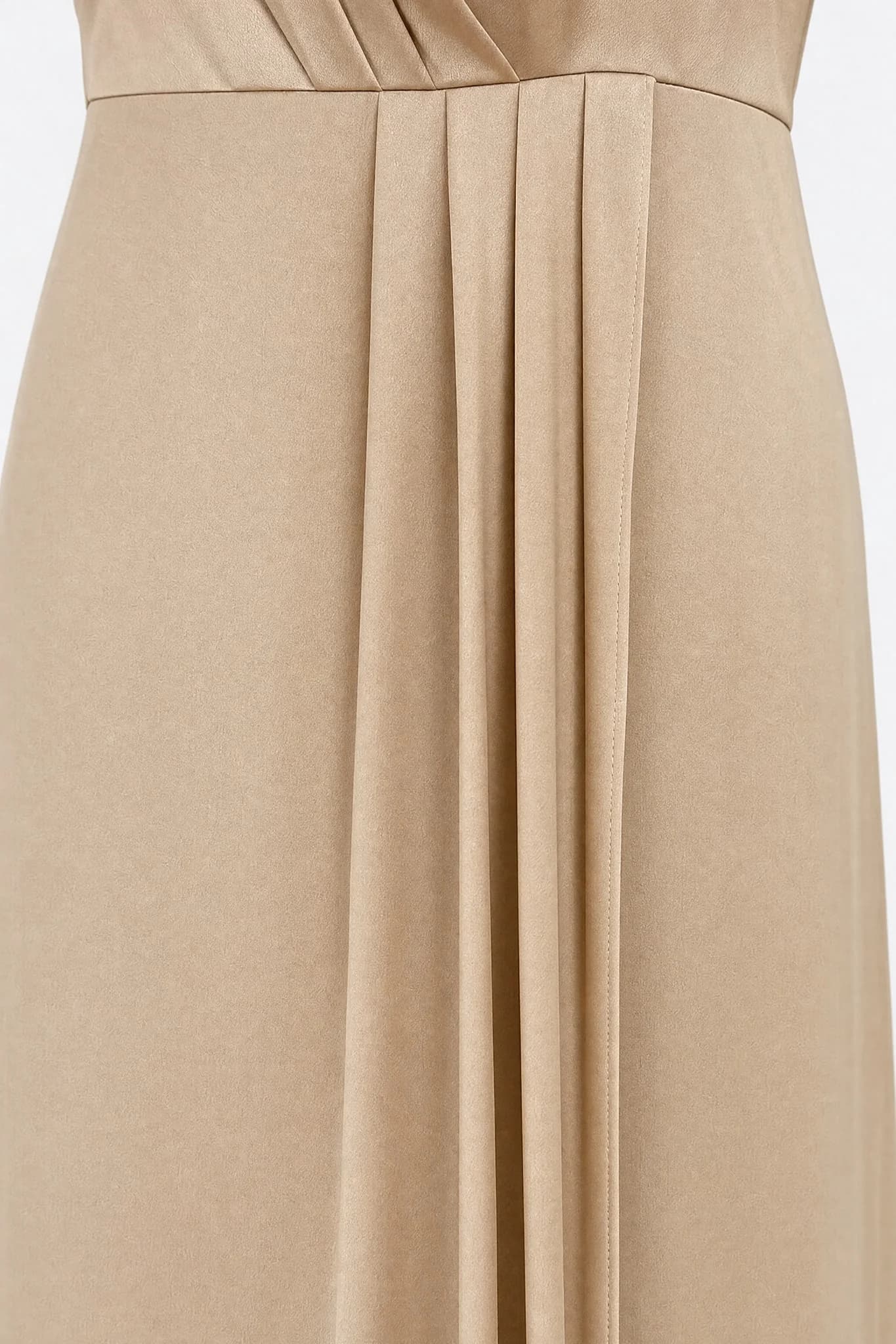 Détail du pan croisé qui forme la fente frontale de la robe longue satinée