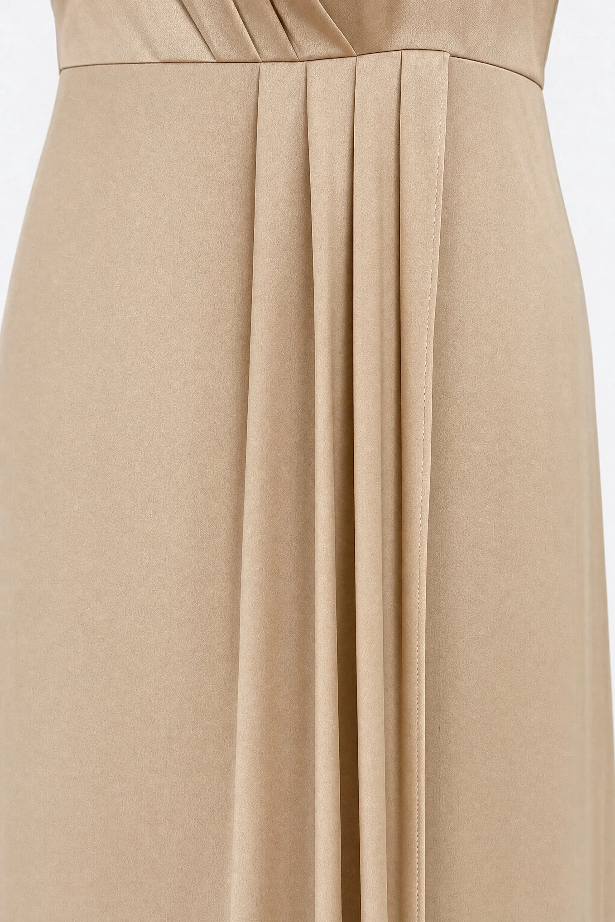 Détail du pan croisé qui forme la fente frontale de la robe longue satinée