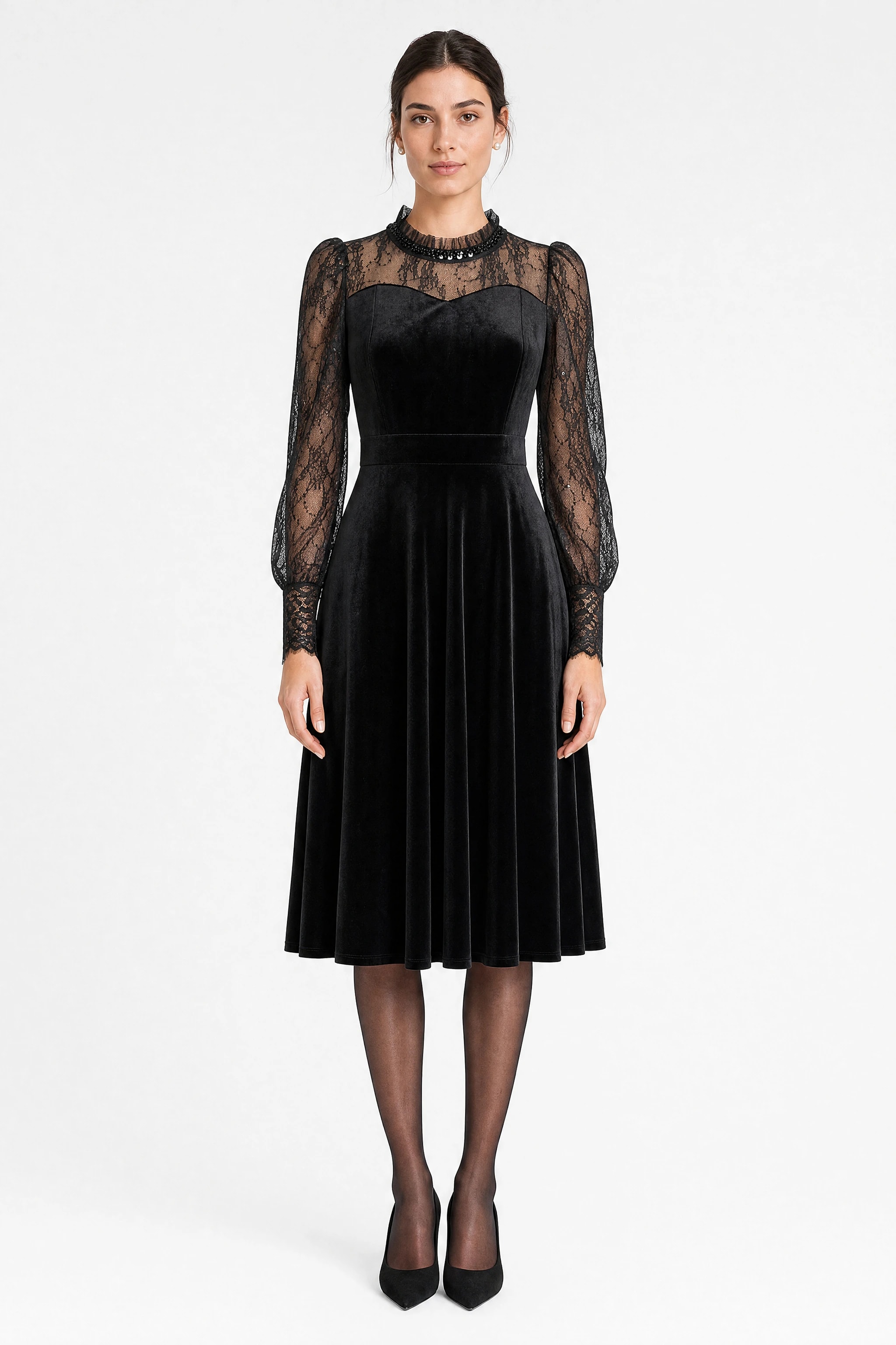 Midi-Kleid aus schwarzem Samt von Misciano von vorne getragen, Herzformiger Samttop, Spitzeneinsatz und Puffärmel aus transparenter Spitze