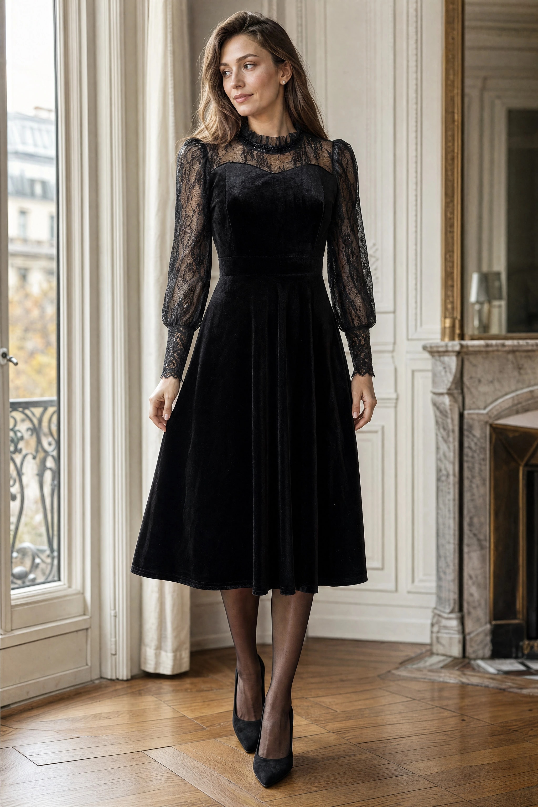 Midi-Kleid aus schwarzem Samt mit Spitzenärmeln, getragen in einer Pariser Wohnung in Haussmann-Stil neben einem Fenster
