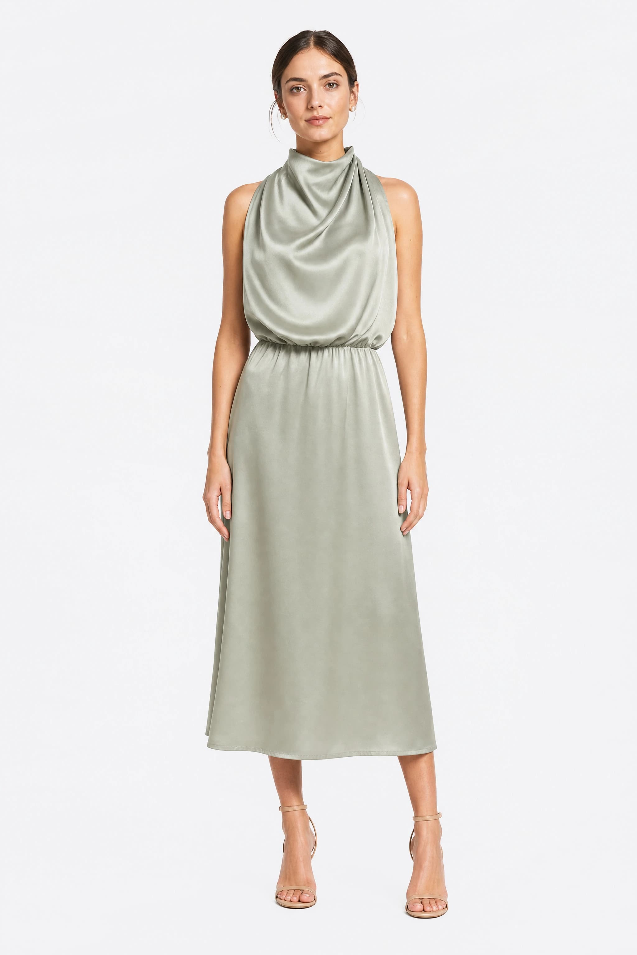 Robe midi Misciano satinée vert sauge portée de face, col cheminée drapé et jupe évasée