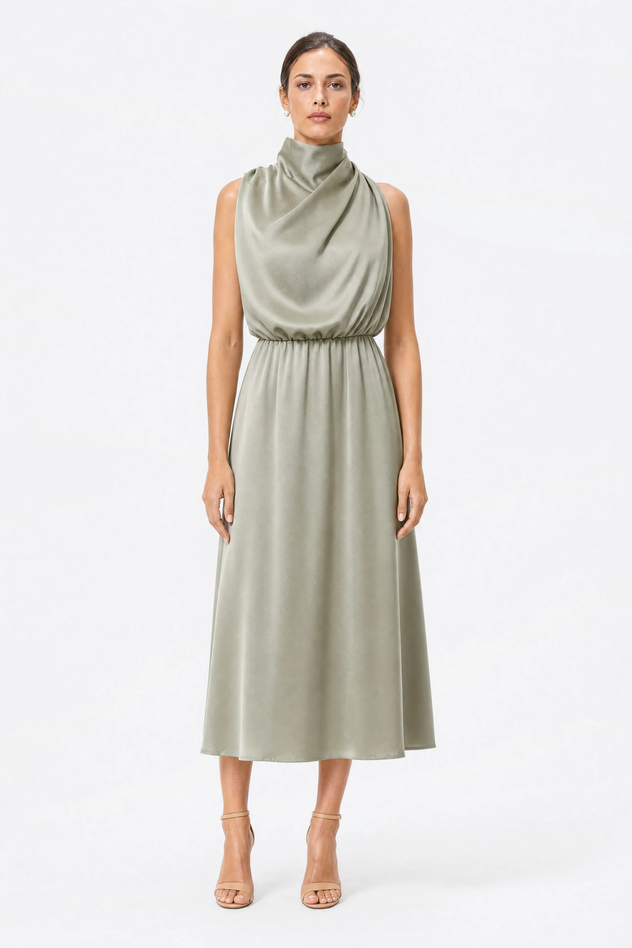 Elegante abito midi in raso verde salvia con scollo drappeggiato, ideale per una serata sofisticata