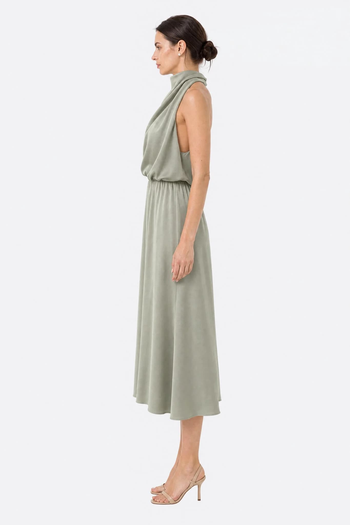 Dettaglio dello scollo drappeggiato di un abito midi in raso verde salvia, perfetto per un look chic in ufficio o a un evento