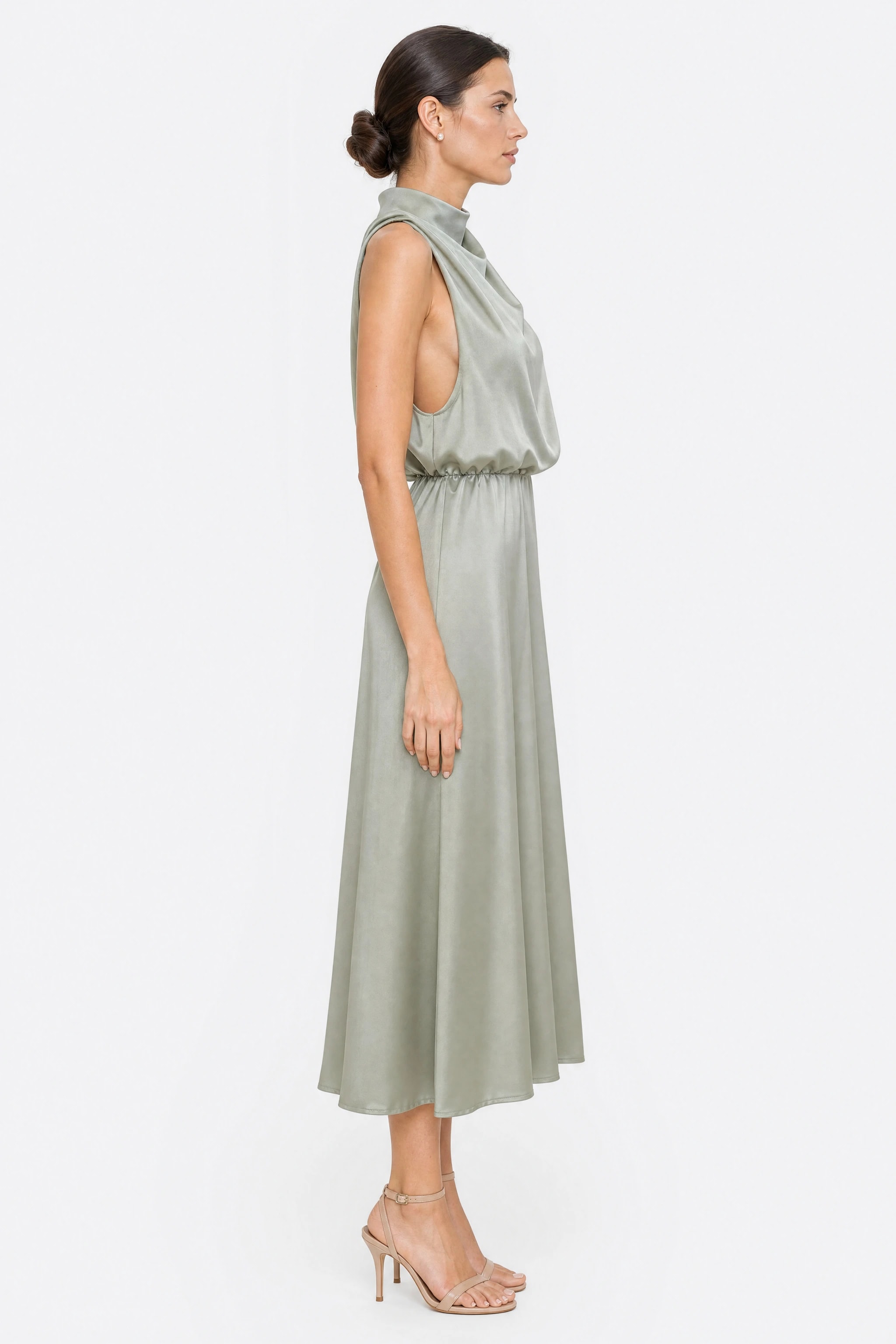 Dettaglio dello scollo drappeggiato di un abito midi in raso verde salvia, perfetto per un look chic in ufficio o a un evento