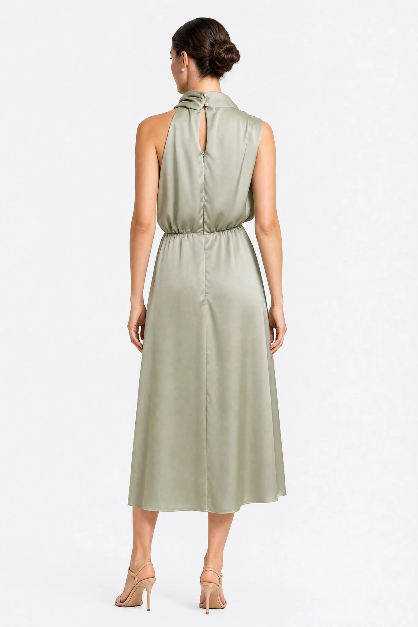 Vista alternativa di un abito midi in raso verde salvia con drappeggio elegante, che ne evidenzia l'aria raffinata e moderna