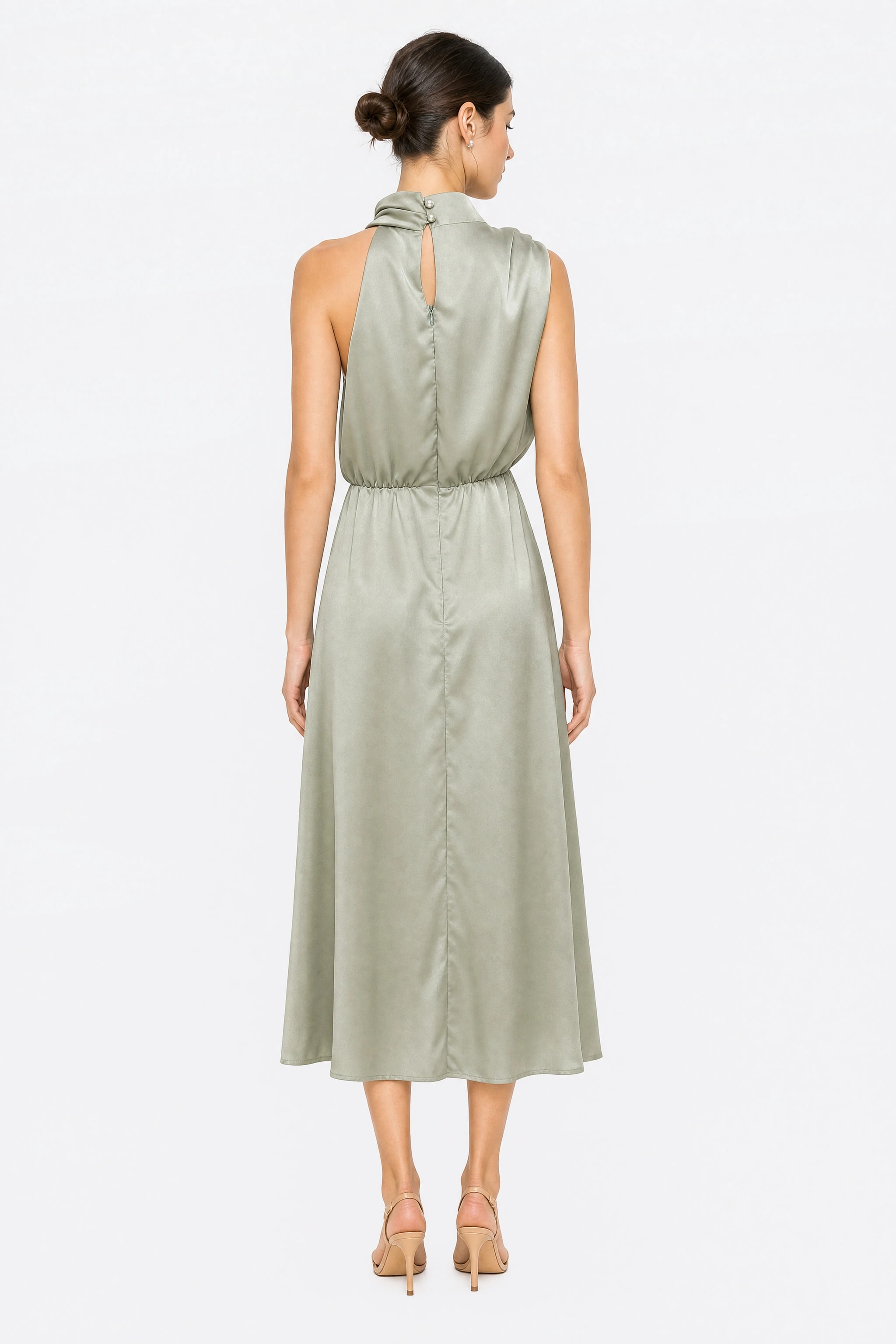 Vista alternativa di un abito midi in raso verde salvia con drappeggio elegante, che ne evidenzia l'aria raffinata e moderna