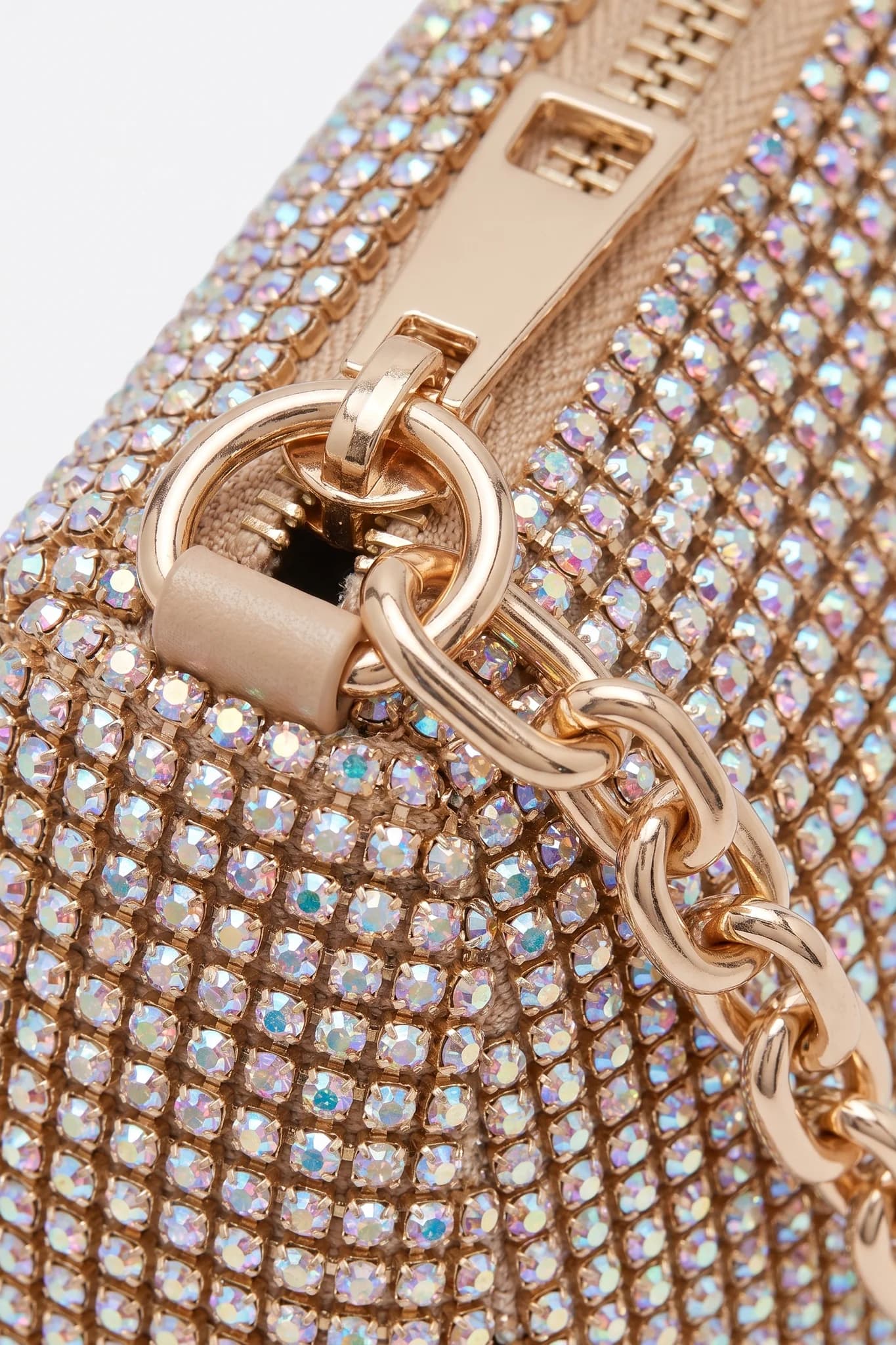 Détail de la maille de cristaux dorés multicolores et de la chaîne