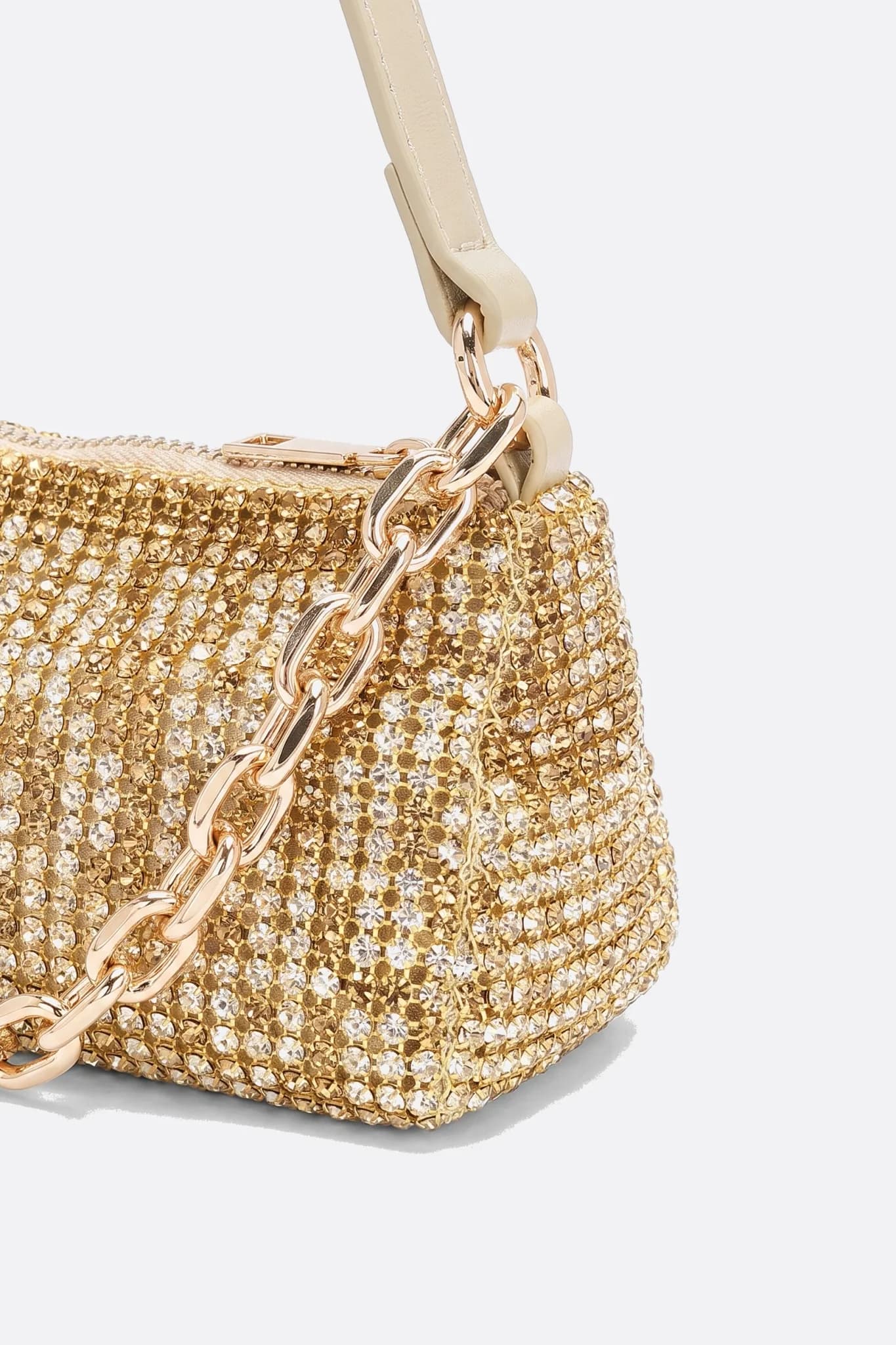 Detail des Strass-Gewebes und der Kette des goldenen Baguette-Beutels