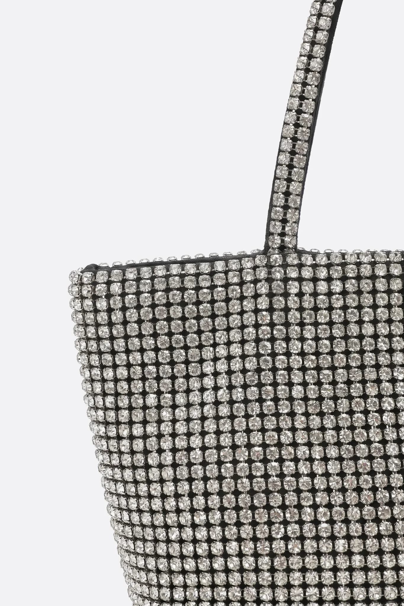 Detail des Strass-Netzes und des Griffs der silbernen Cabas-Tasche