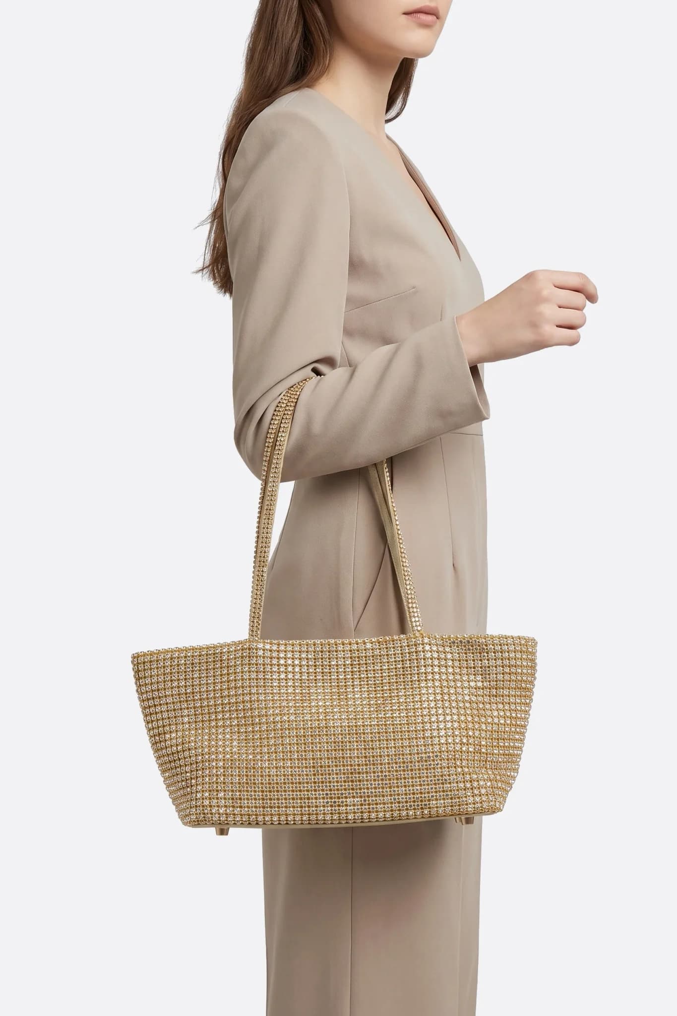 Bolso tote rígido de strass dorado, llevado al hombro