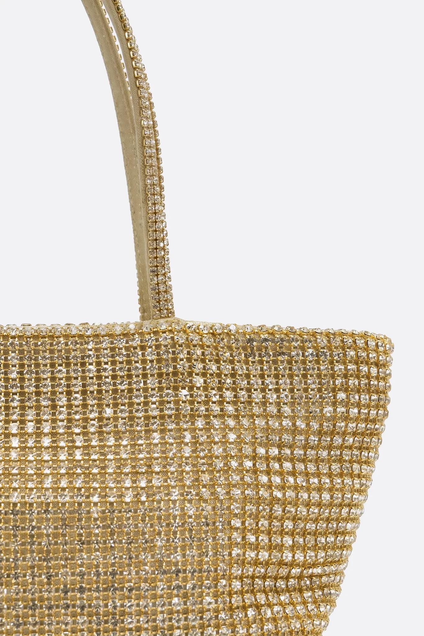 Detalle de la malla de strass y del asa del bolso tote dorado