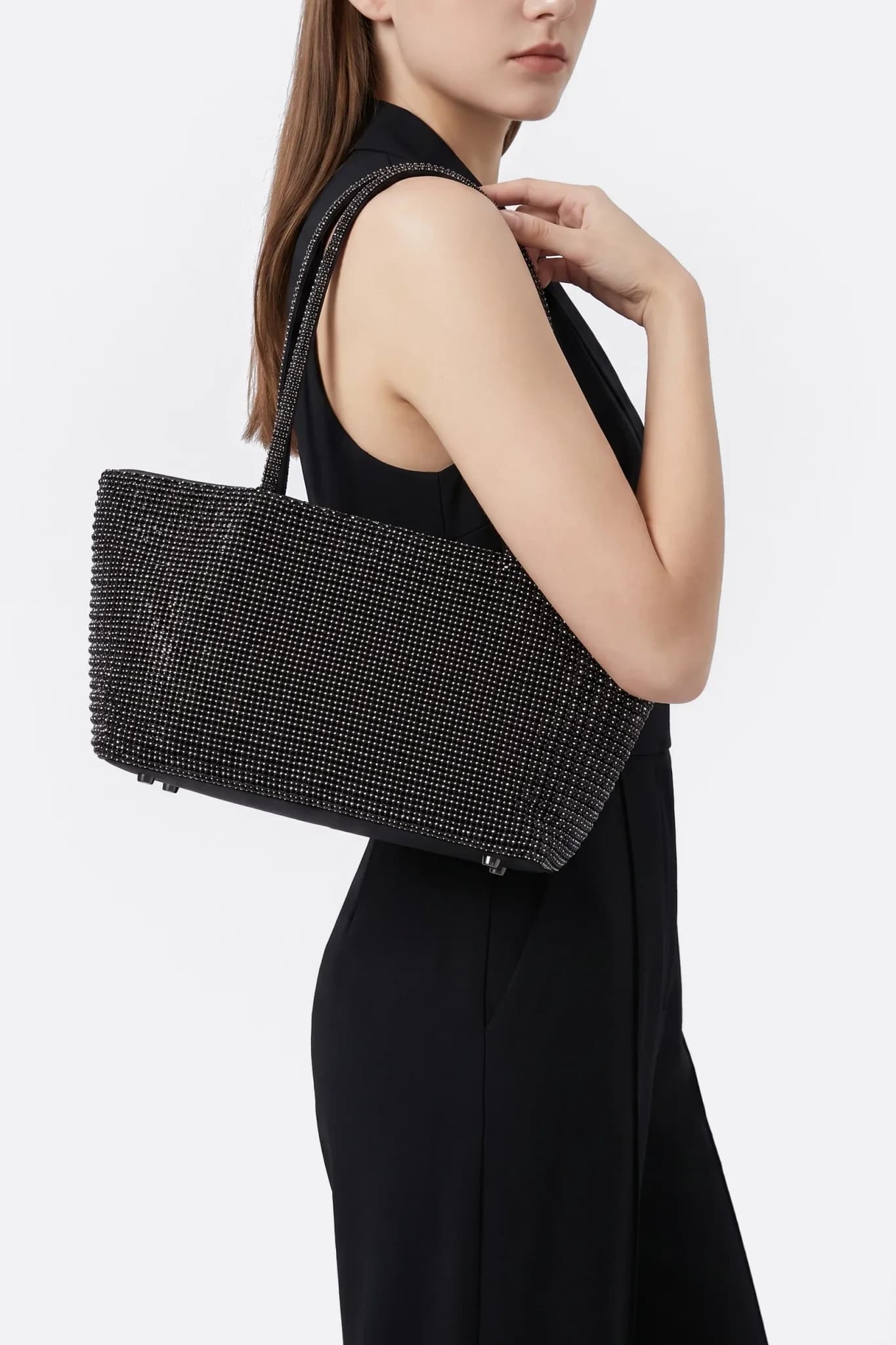 Bolso tote rígido de strass negro llevado al hombro