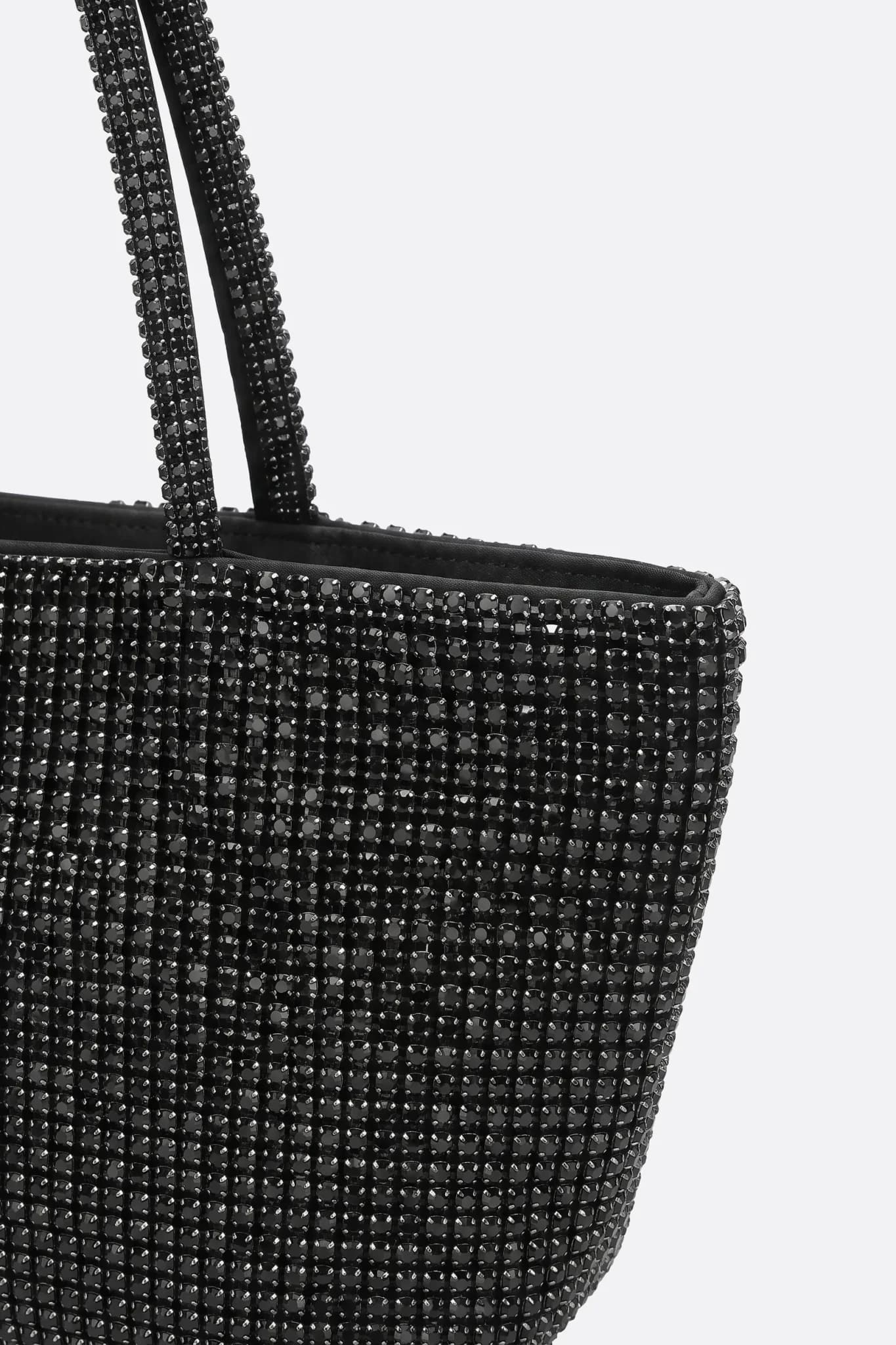 Detalle de la malla de strass y de la asa del bolso tote negro