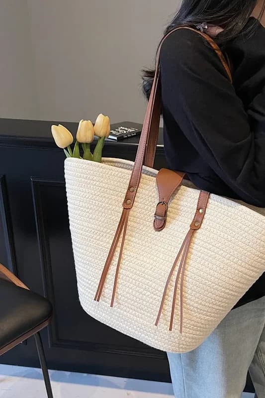 Sac cabas tressé effet paille blanc crème porté en bandoulière