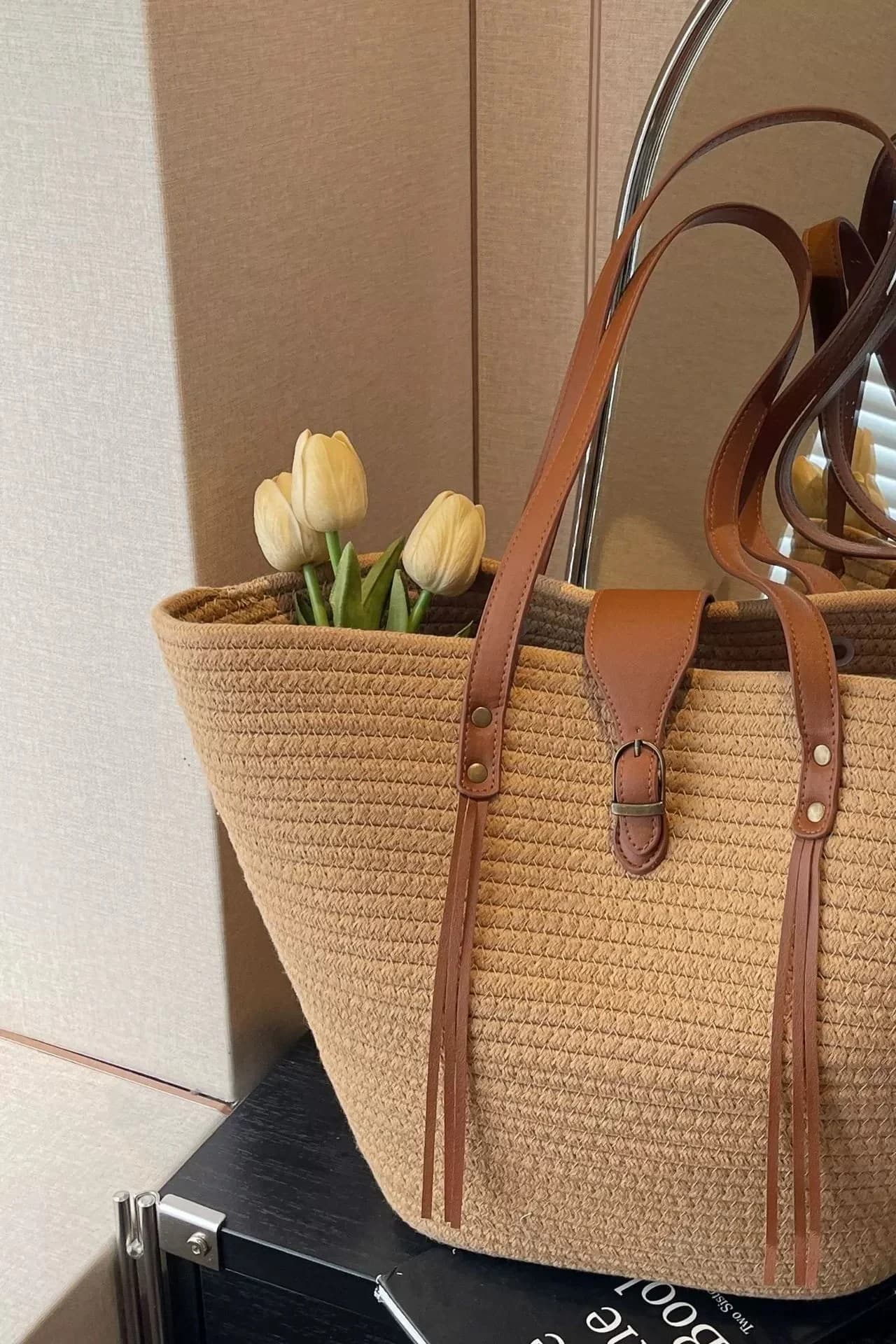 Détail des anses en cuir synthétique et des franges du sac cabas marron