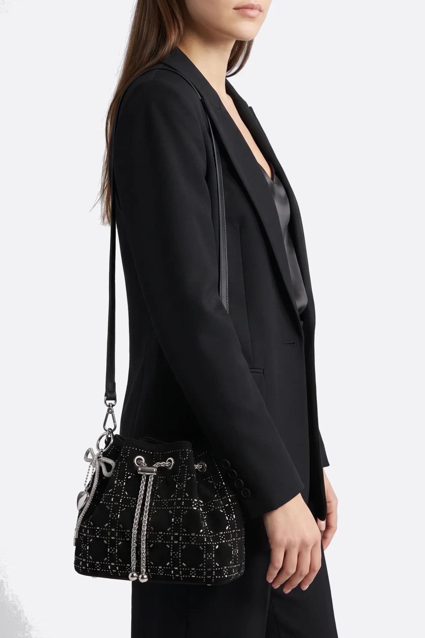 Sac seau Fimka matelassé strass noir porté en bandoulière