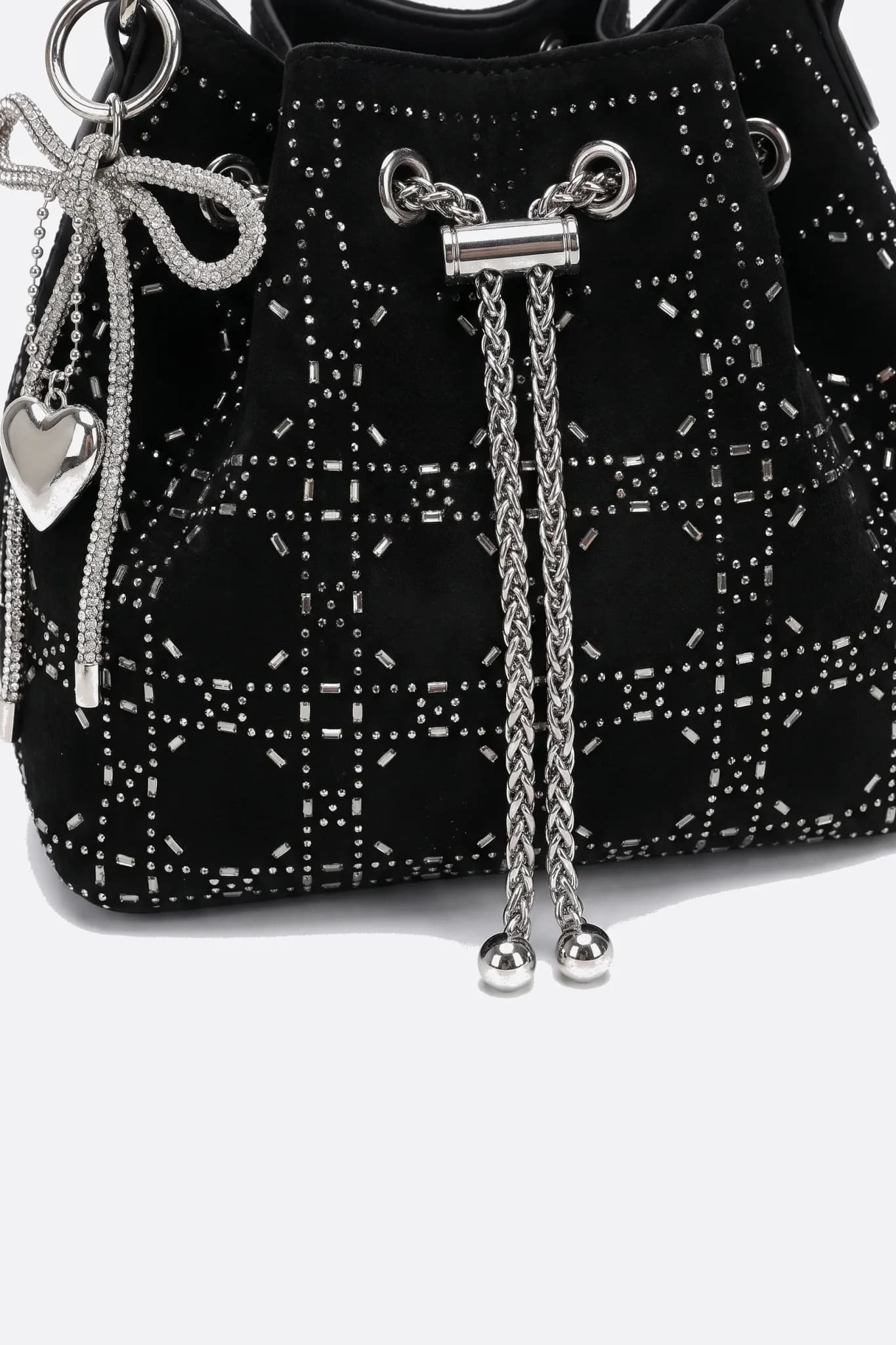 Détail du fermoir à chaînette et des breloques cœur et nœud du sac Fimka
