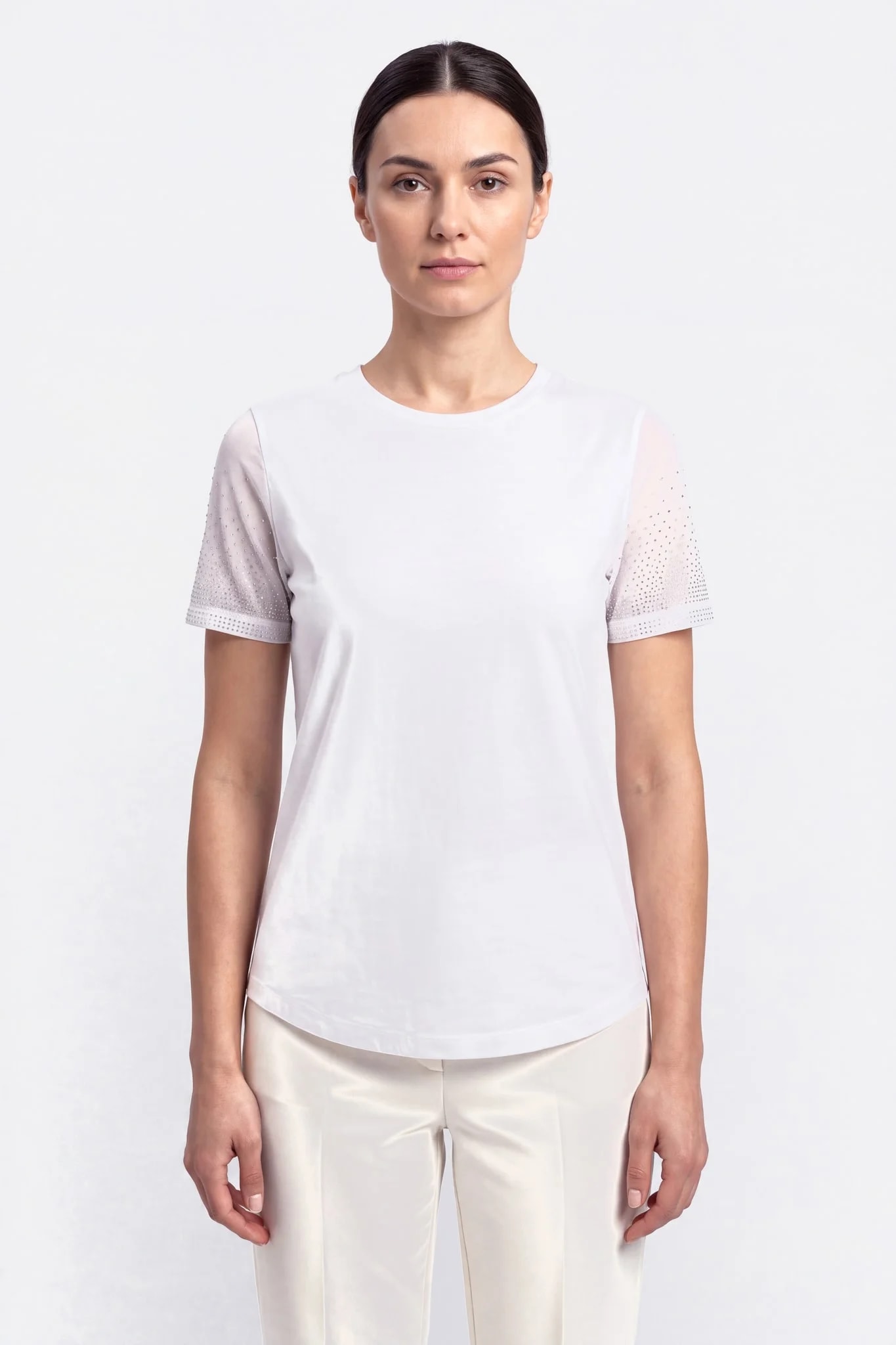 T-shirt Misciano blanc porté de face, manches courtes en voile transparent strassé