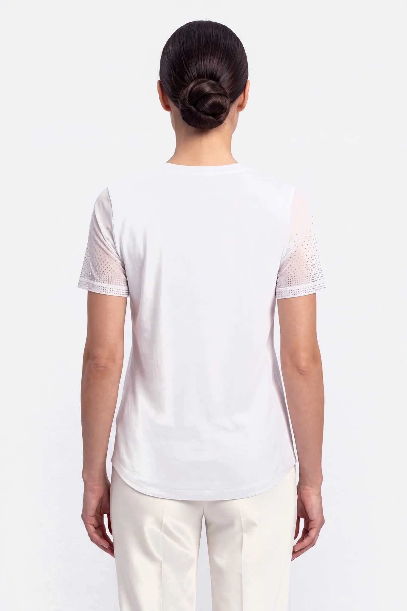 Dos du t-shirt blanc, encolure côtelée et ourlet arrondi plus long derrière