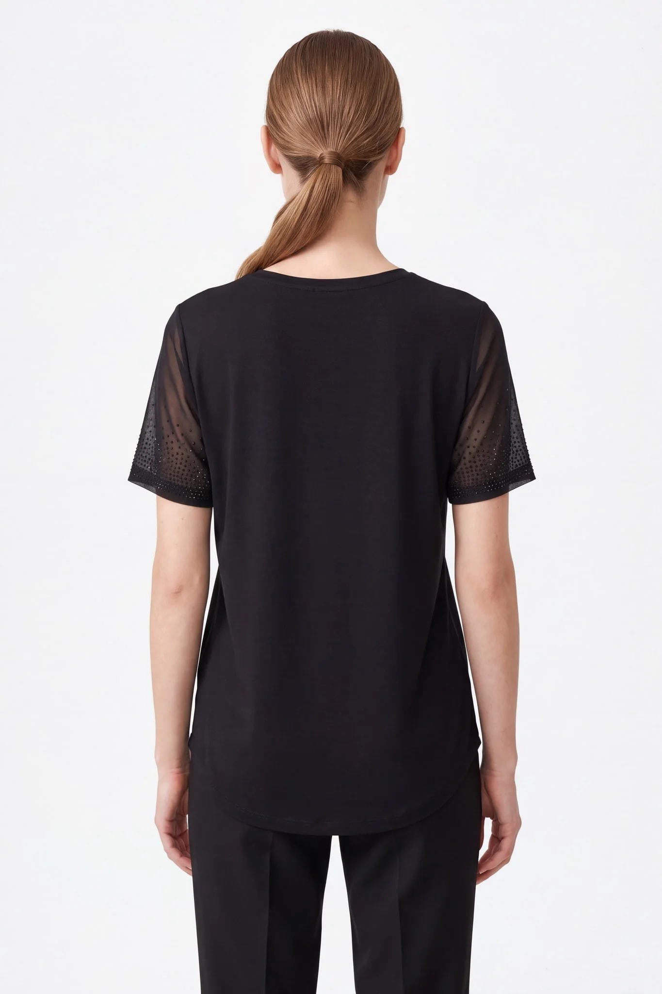 Dos du t-shirt noir, encolure côtelée et ourlet arrondi plus long derrière